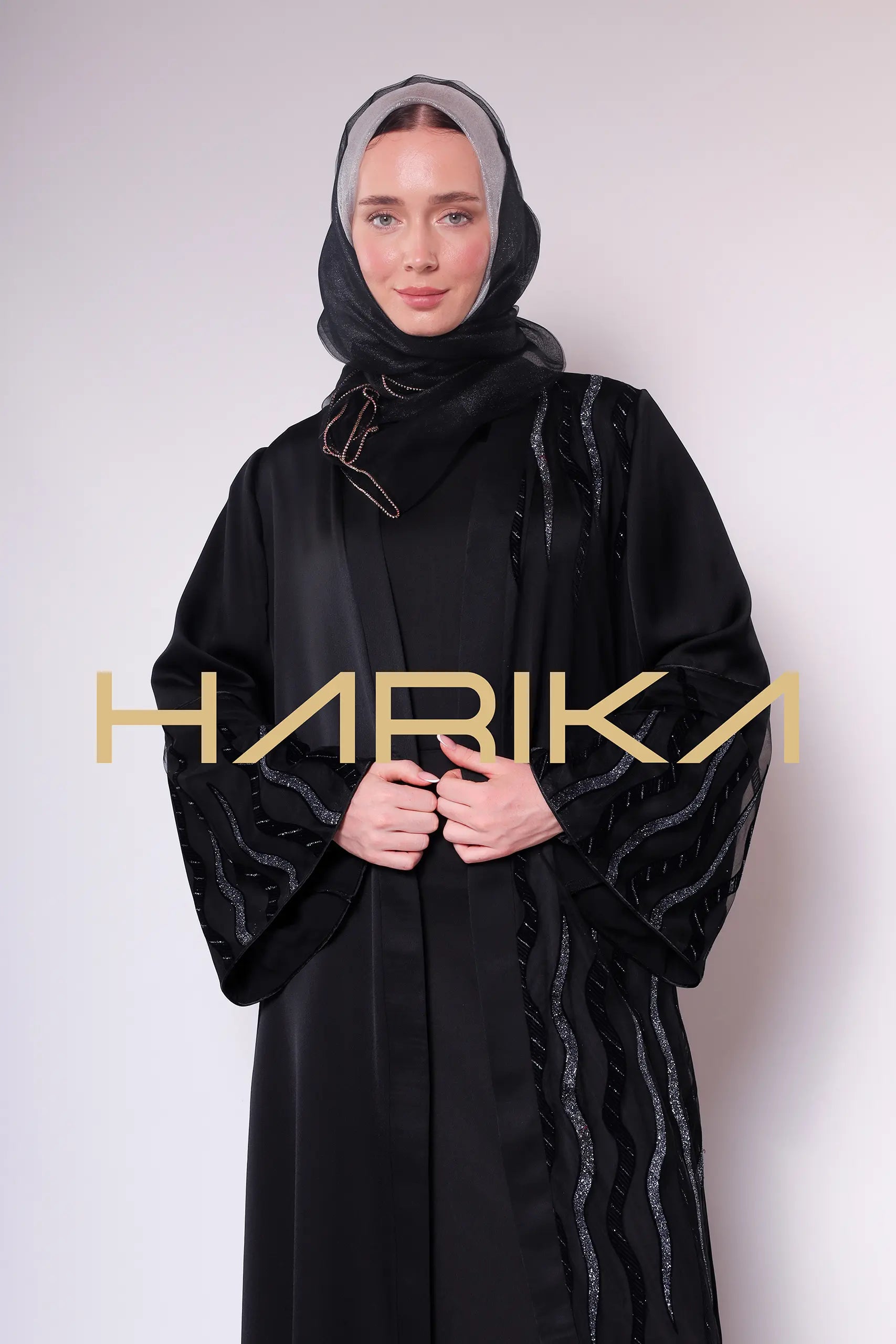 Gümüş detaylı siyah abaya