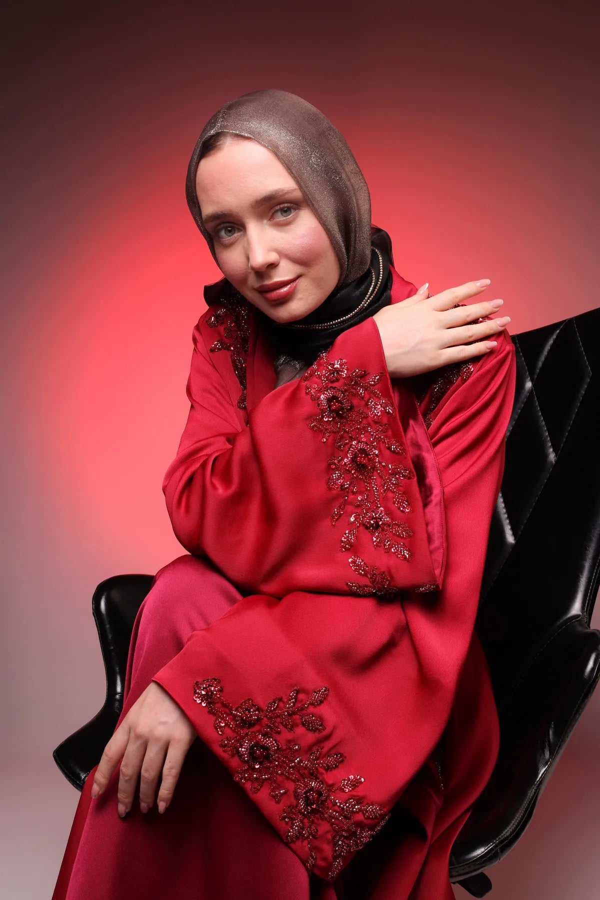 عباءة فاخرة مزينة بتطريزات ورد متلألئة بكريستال سواروفسكي.