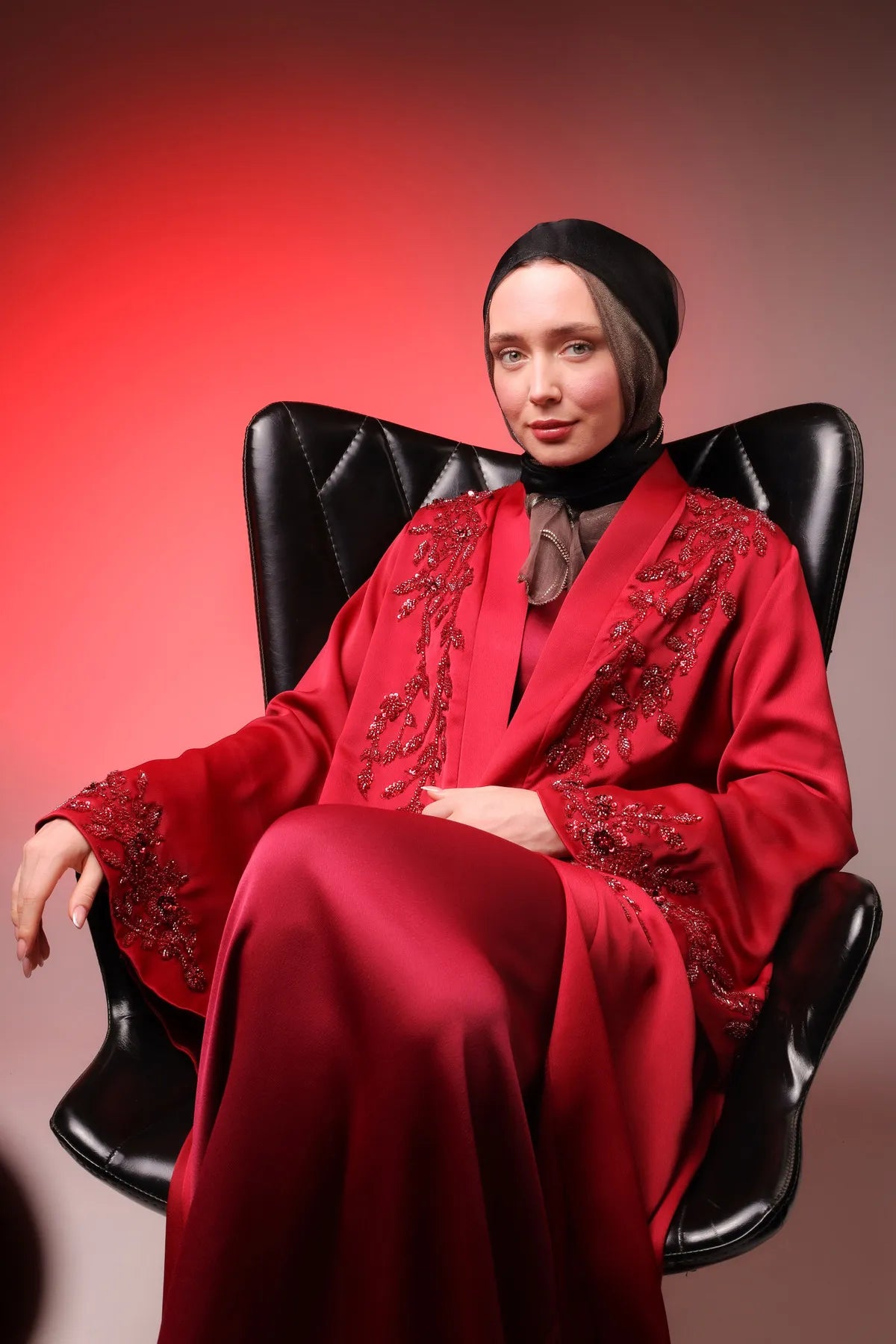 عباءة فاخرة مزينة بتطريزات ورد متلألئة بكريستال سواروفسكي.