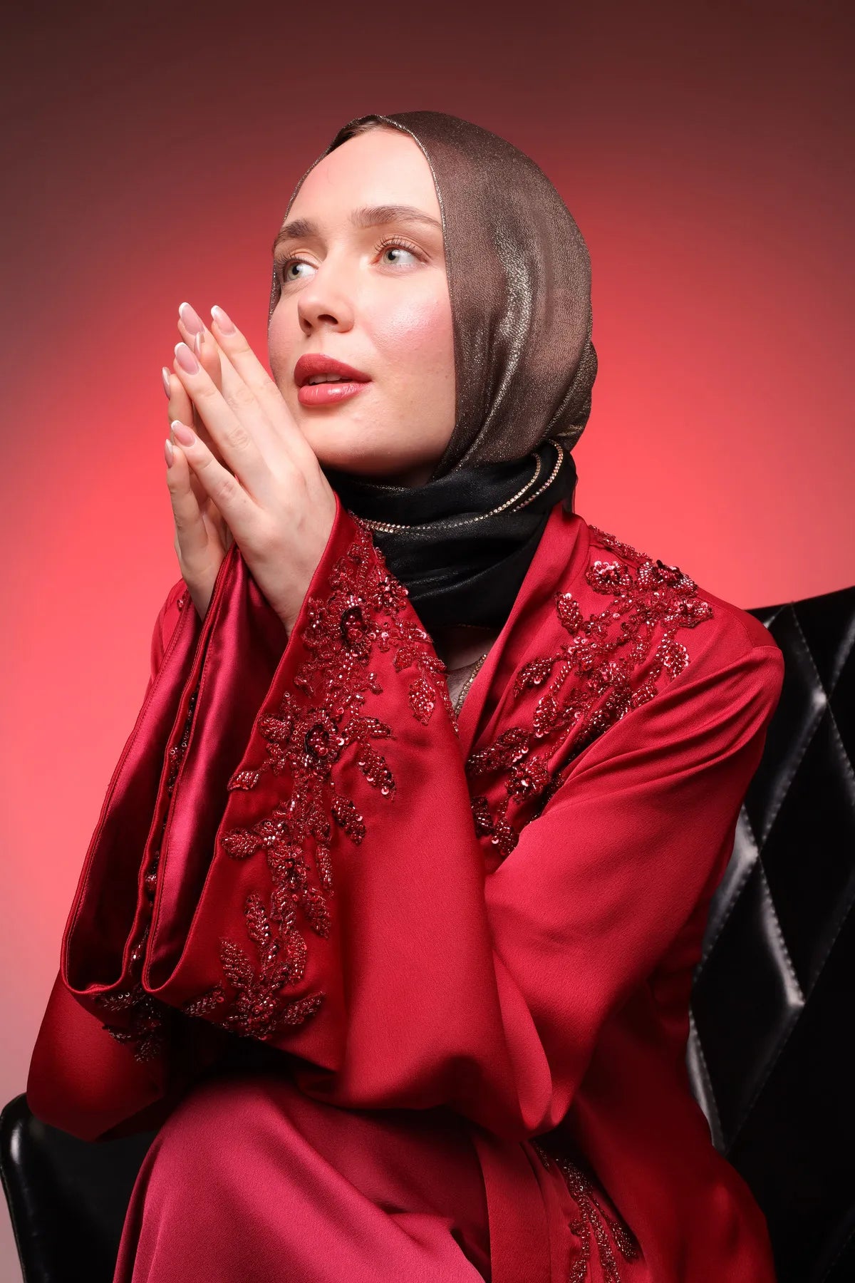 عباءة فاخرة مزينة بتطريزات ورد متلألئة بكريستال سواروفسكي.
