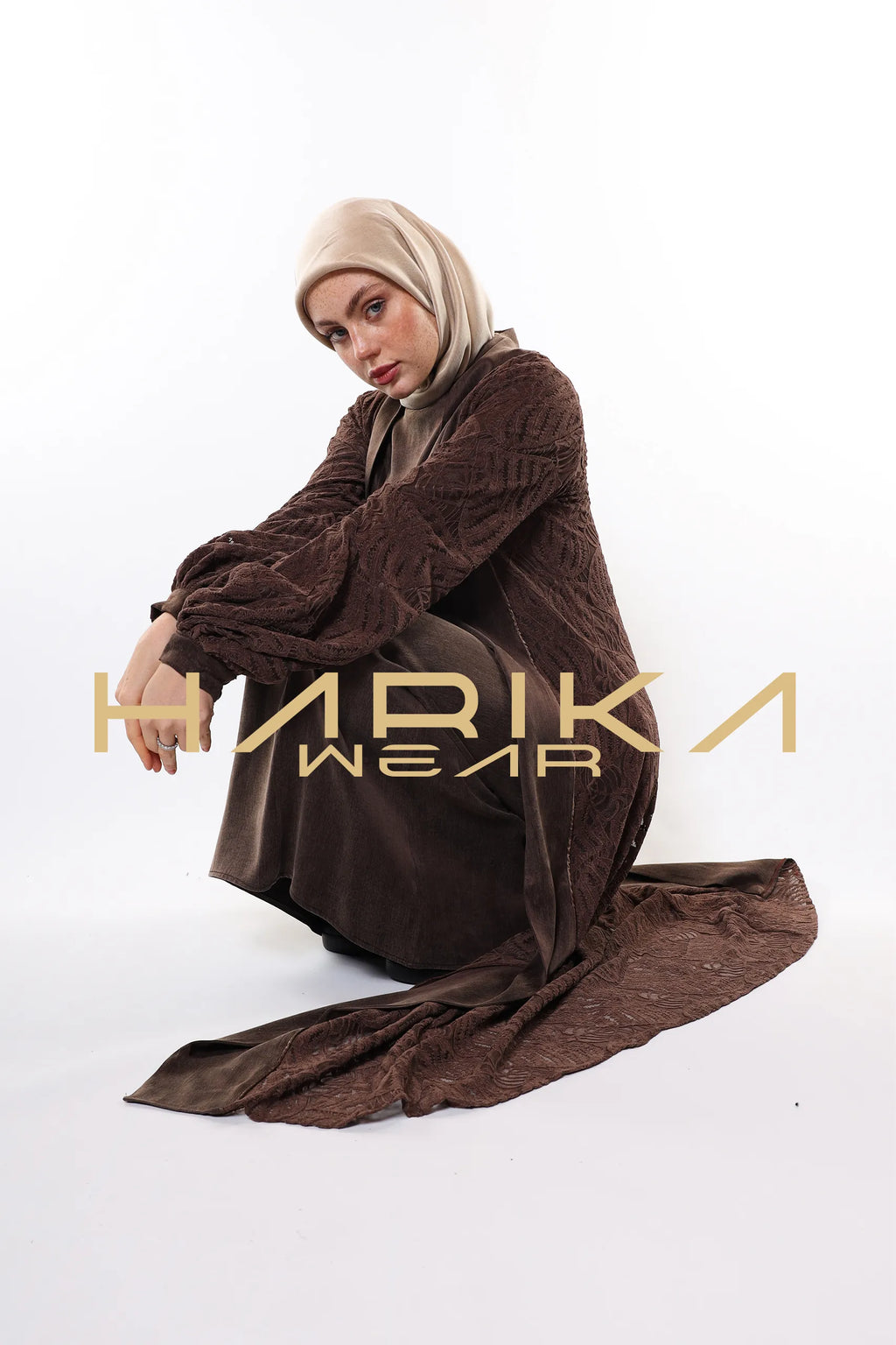 Nakişli kadifeden yapılmış ve kupra ipeğiyle süslenmiş kahverengi ferace