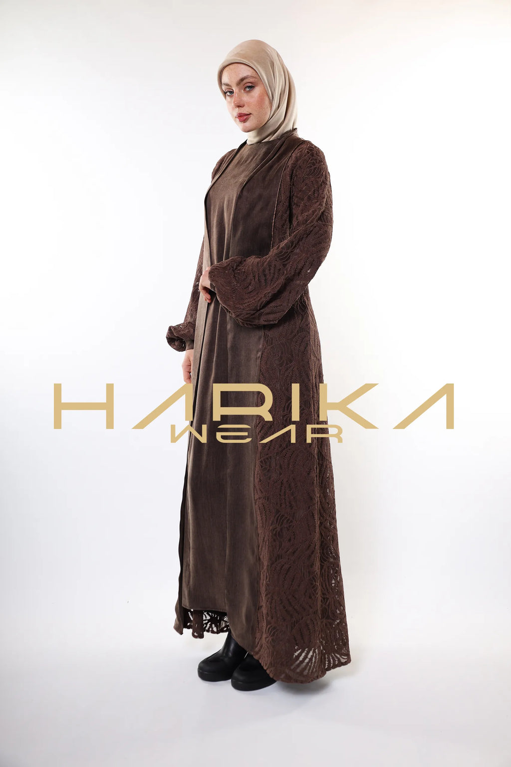 Nakişli kadifeden yapılmış ve kupra ipeğiyle süslenmiş kahverengi ferace