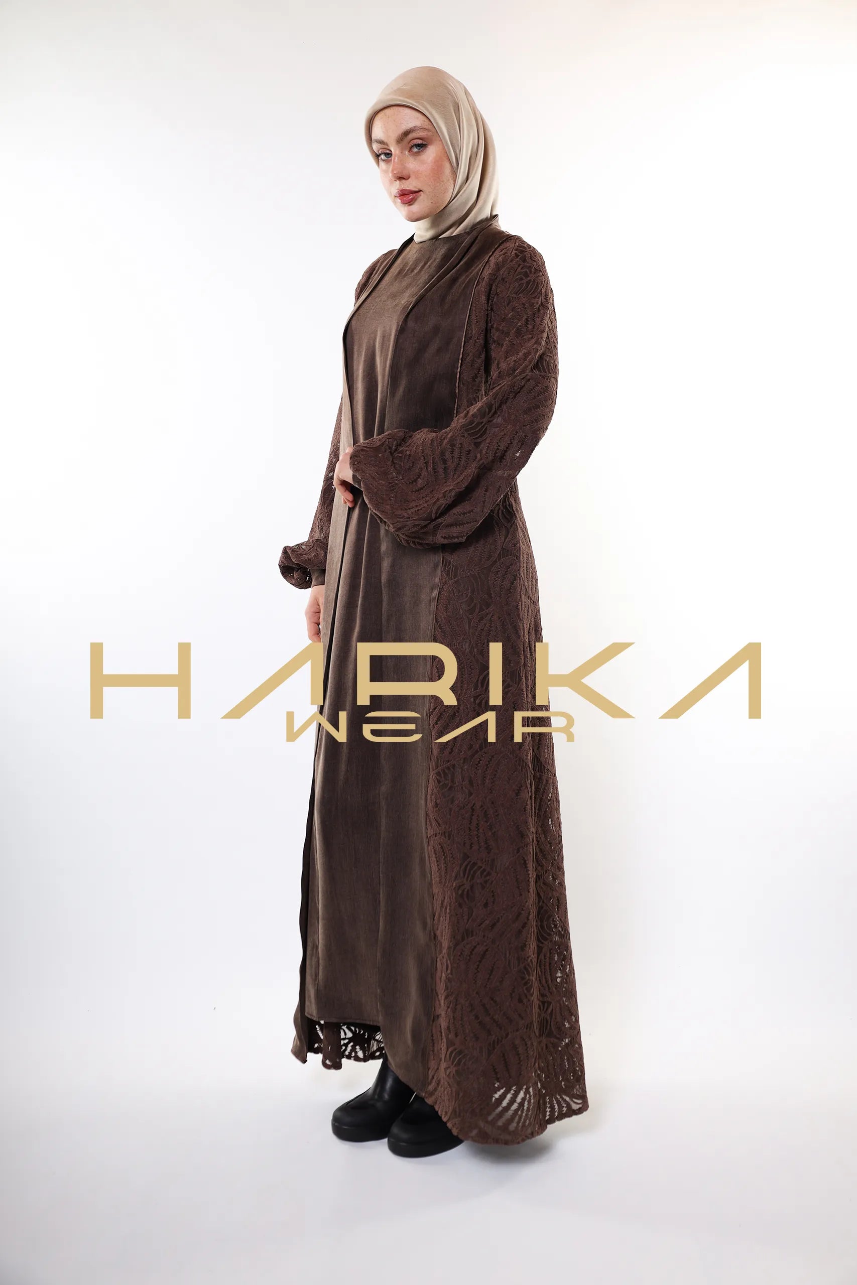 Nakişli kadifeden yapılmış ve kupra ipeğiyle süslenmiş kahverengi ferace