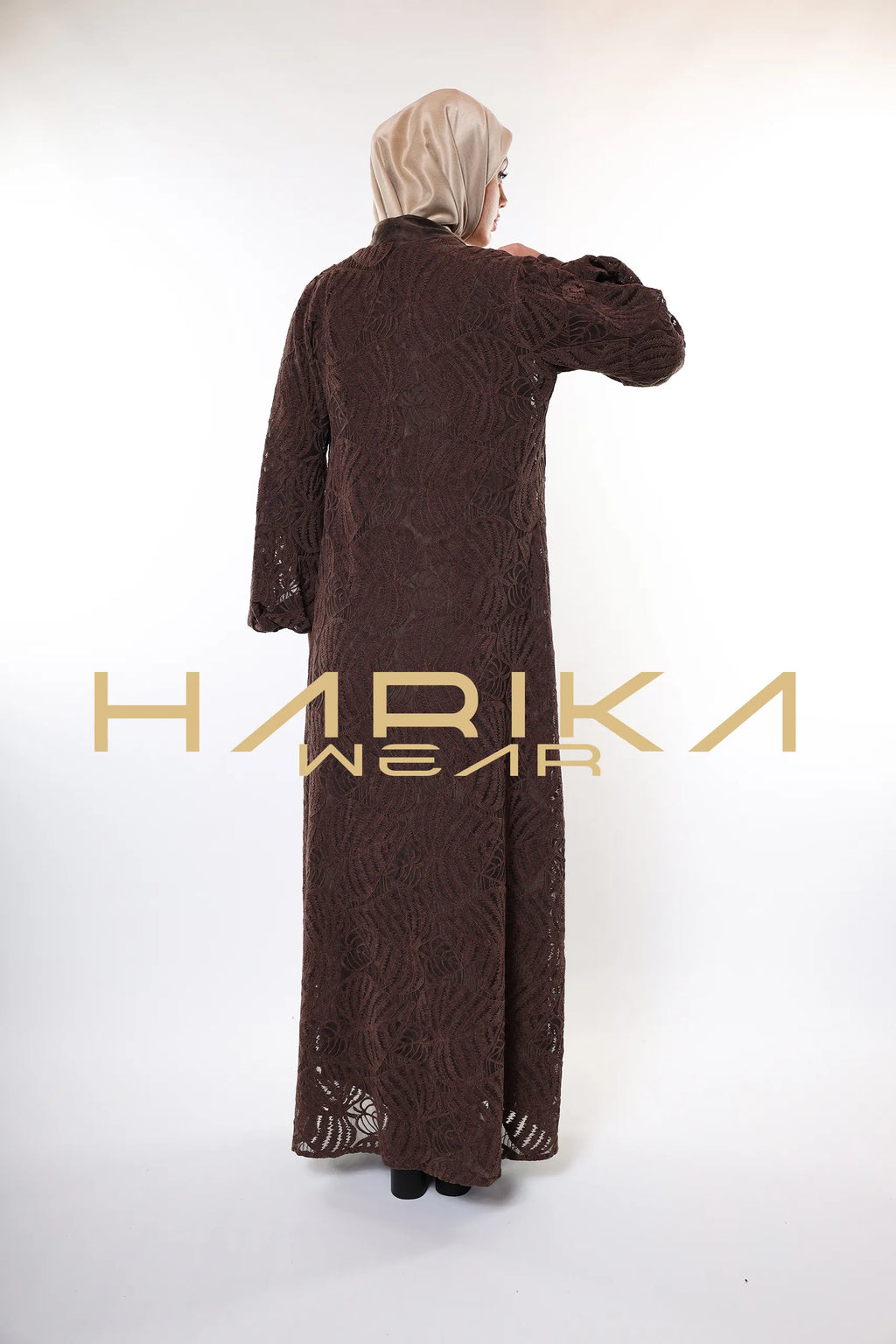 Nakişli kadifeden yapılmış ve kupra ipeğiyle süslenmiş kahverengi ferace