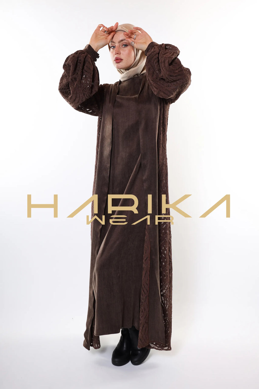 Nakişli kadifeden yapılmış ve kupra ipeğiyle süslenmiş kahverengi ferace