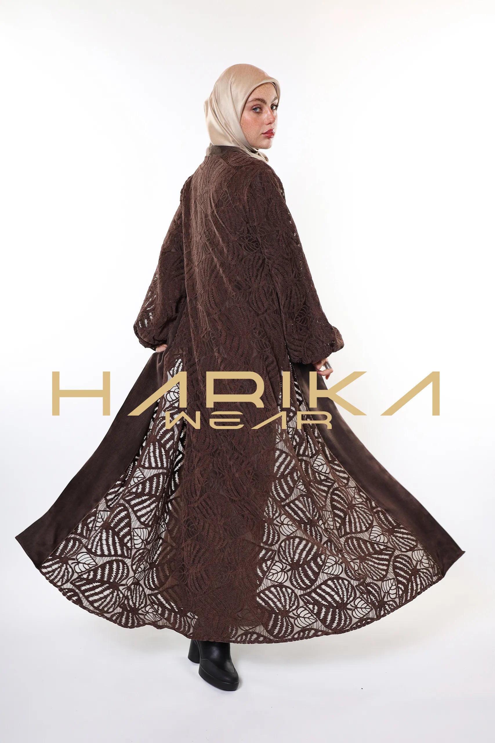 Nakişli kadifeden yapılmış ve kupra ipeğiyle süslenmiş kahverengi ferace