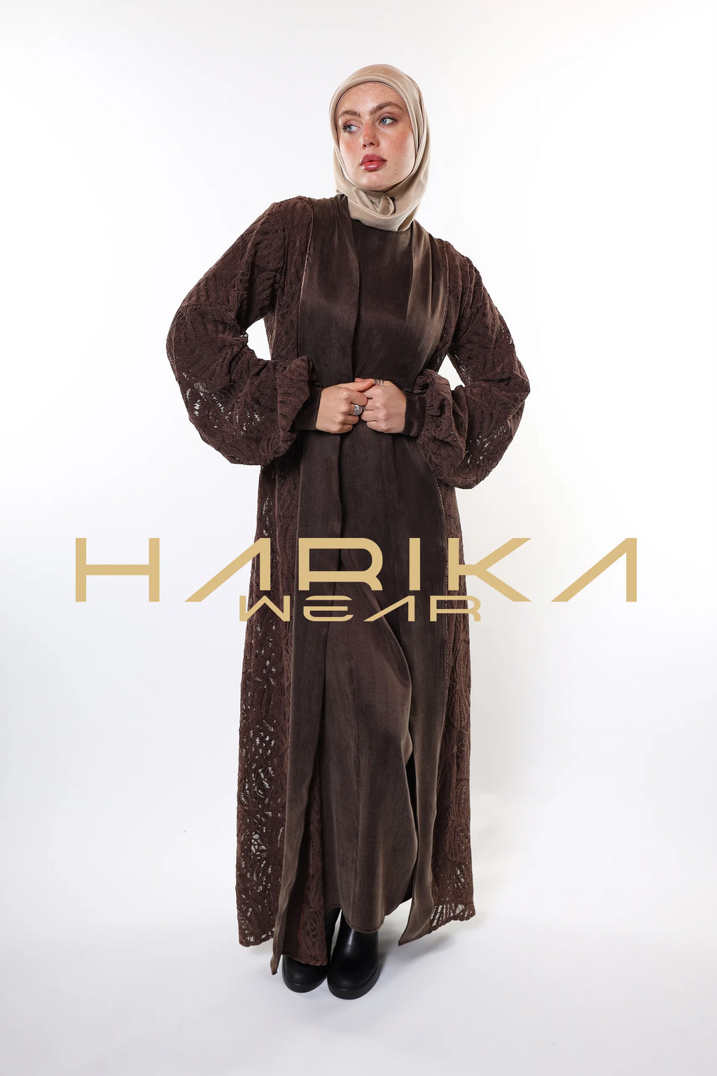 Nakişli kadifeden yapılmış ve kupra ipeğiyle süslenmiş kahverengi ferace