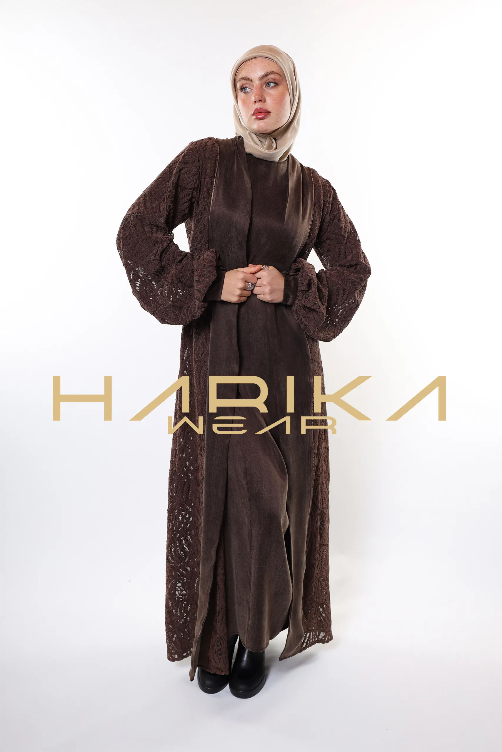 Nakişli kadifeden yapılmış ve kupra ipeğiyle süslenmiş kahverengi ferace