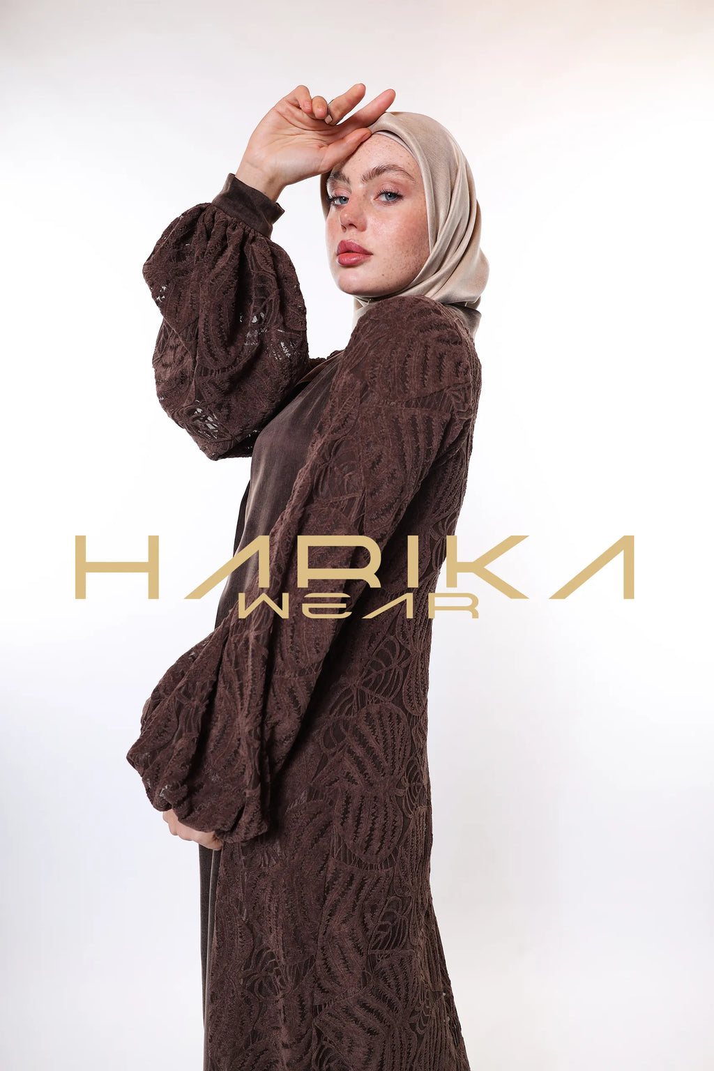 Nakişli kadifeden yapılmış ve kupra ipeğiyle süslenmiş kahverengi ferace