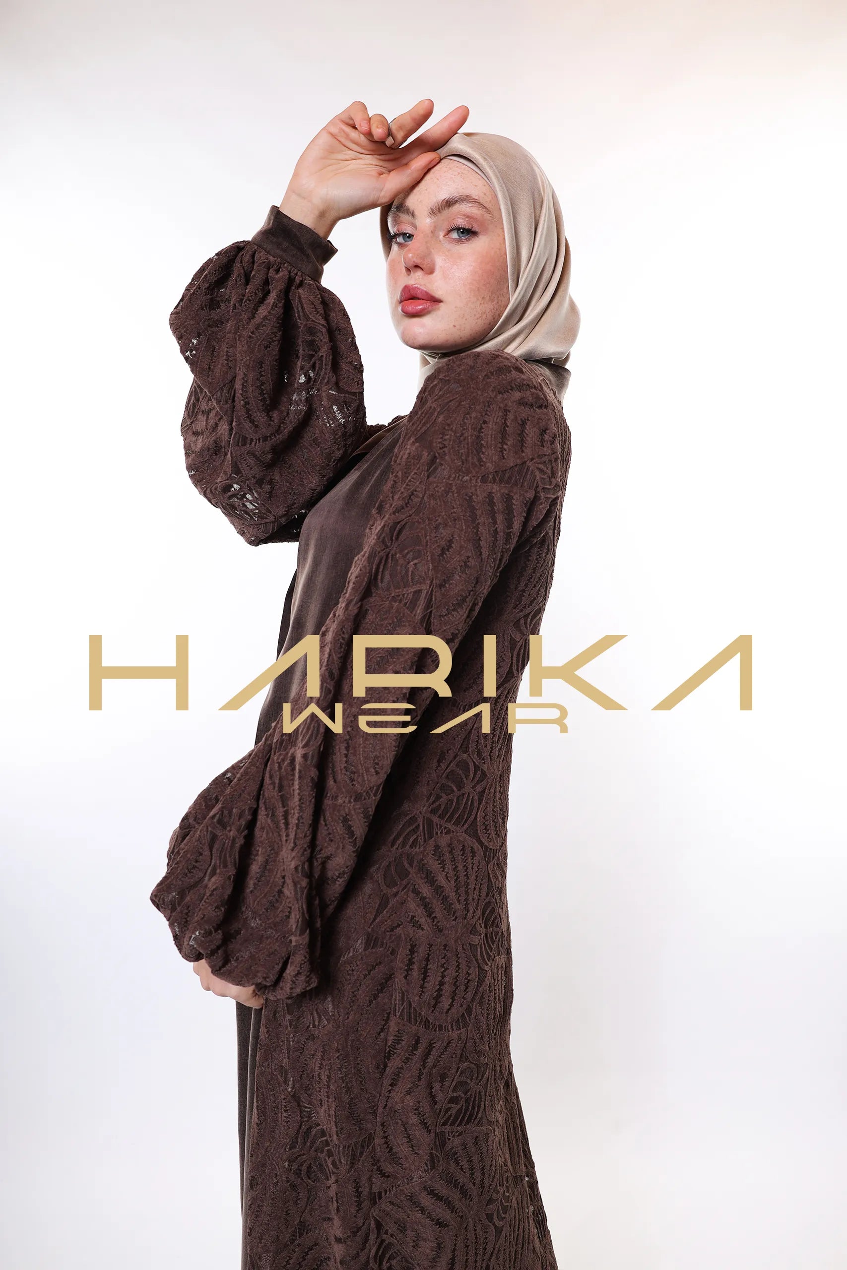 Nakişli kadifeden yapılmış ve kupra ipeğiyle süslenmiş kahverengi ferace