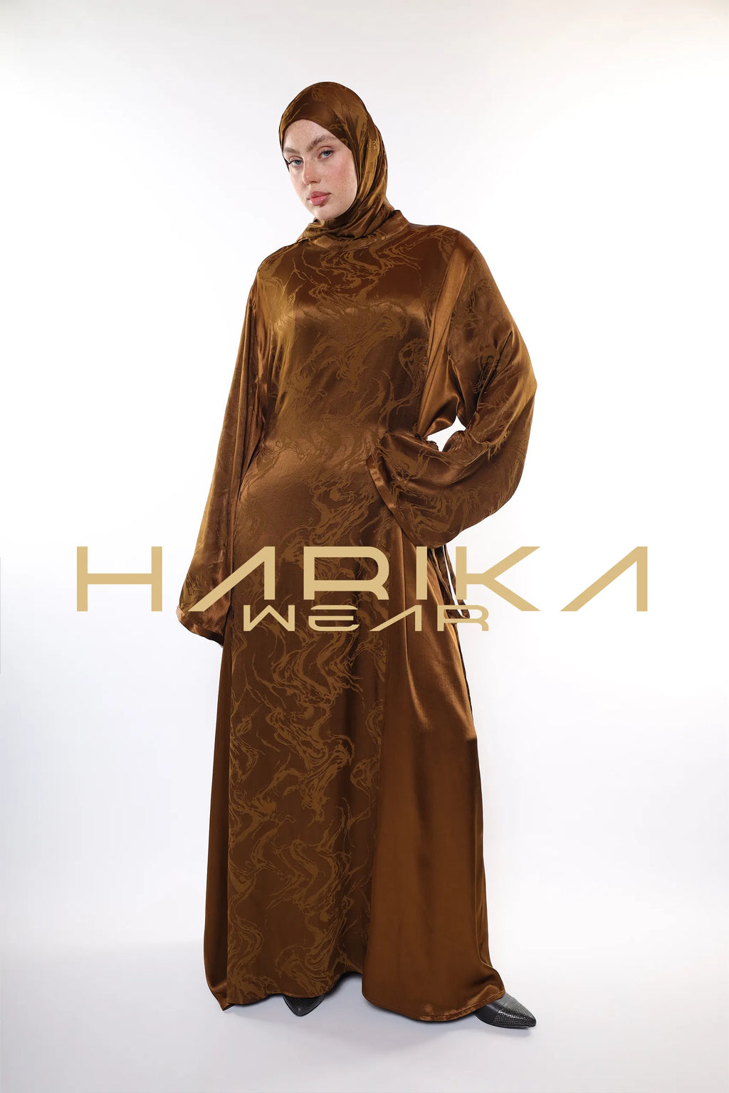 Nadir kahverengi renkte uyumlu şal ile şık elbise