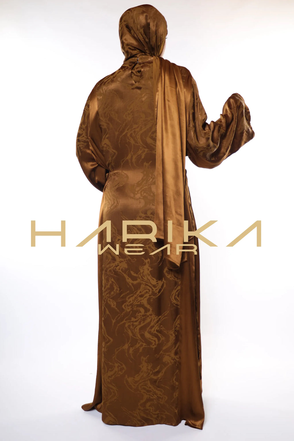 Nadir kahverengi renkte uyumlu şal ile şık elbise