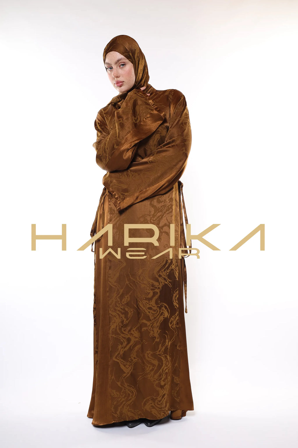 Nadir kahverengi renkte uyumlu şal ile şık elbise