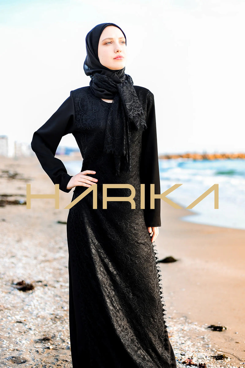 Dantel detaylarıyla süslenmiş siyah ipek krep elbise