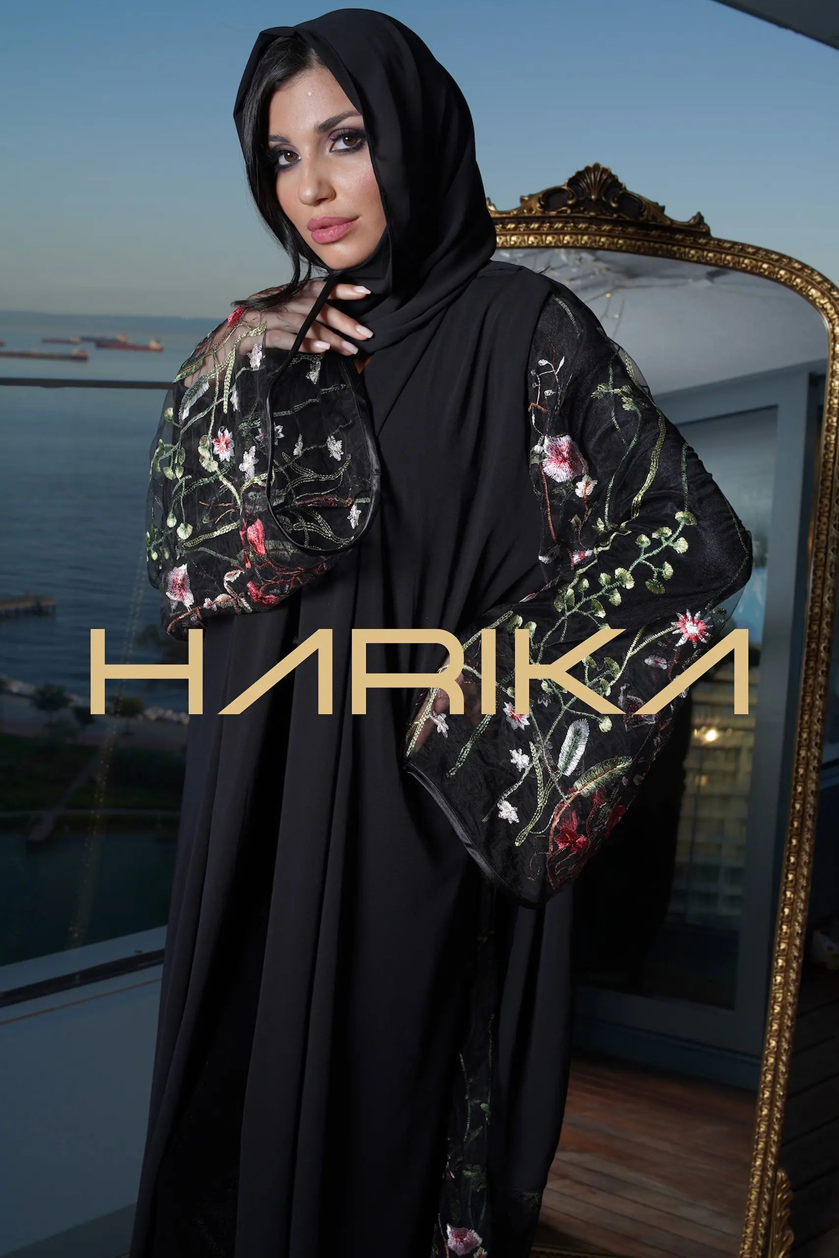 Dubai siyah ipek abaya, arka kısmında desenli gül tül