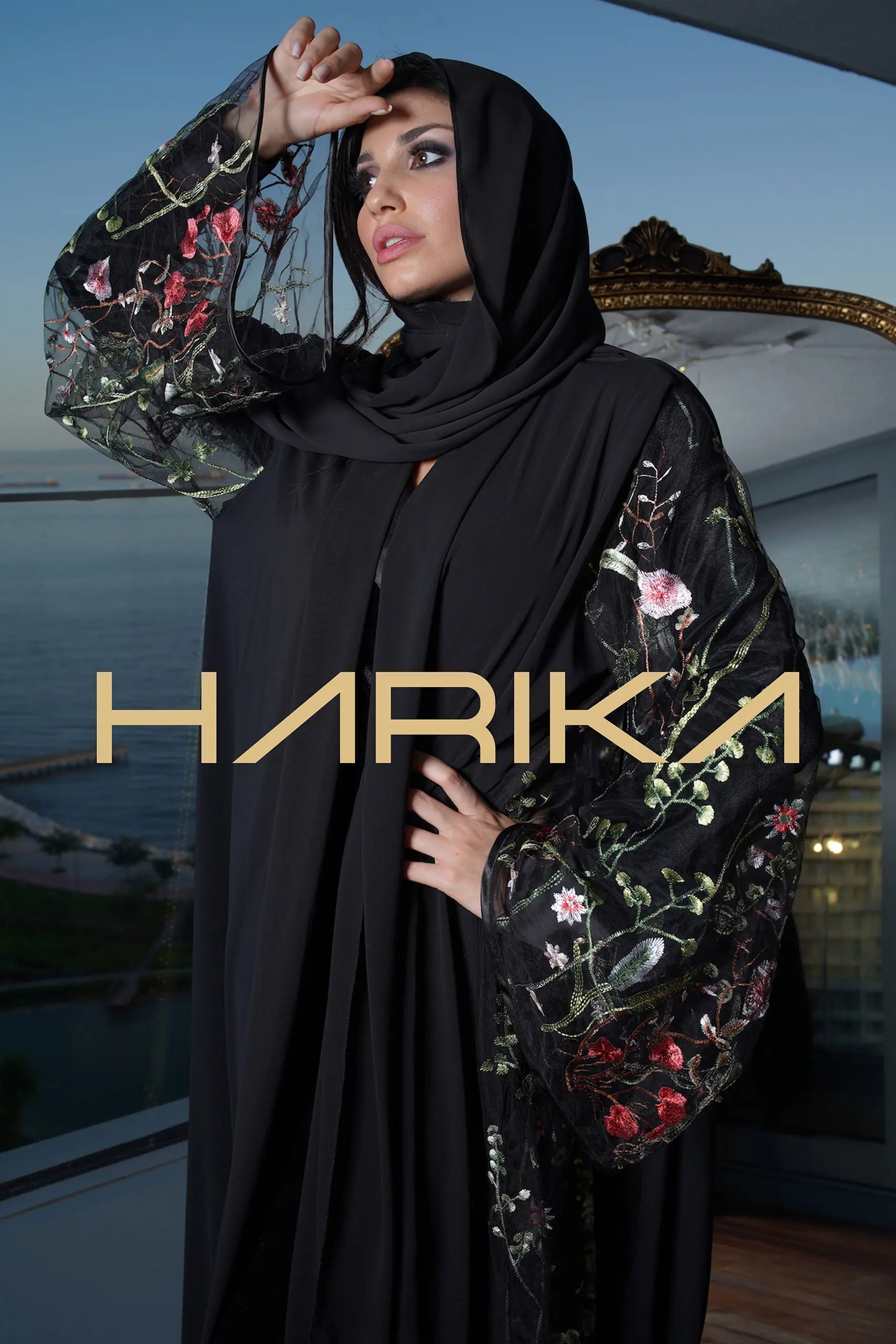 Dubai siyah ipek abaya, arka kısmında desenli gül tül
