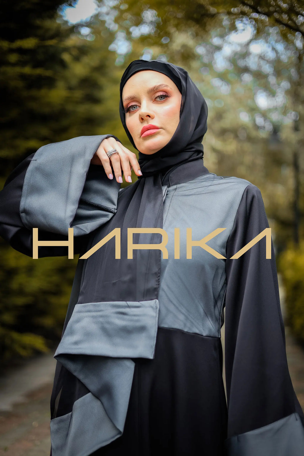 Tül detaylı siyah ve gri ipek krep abaya