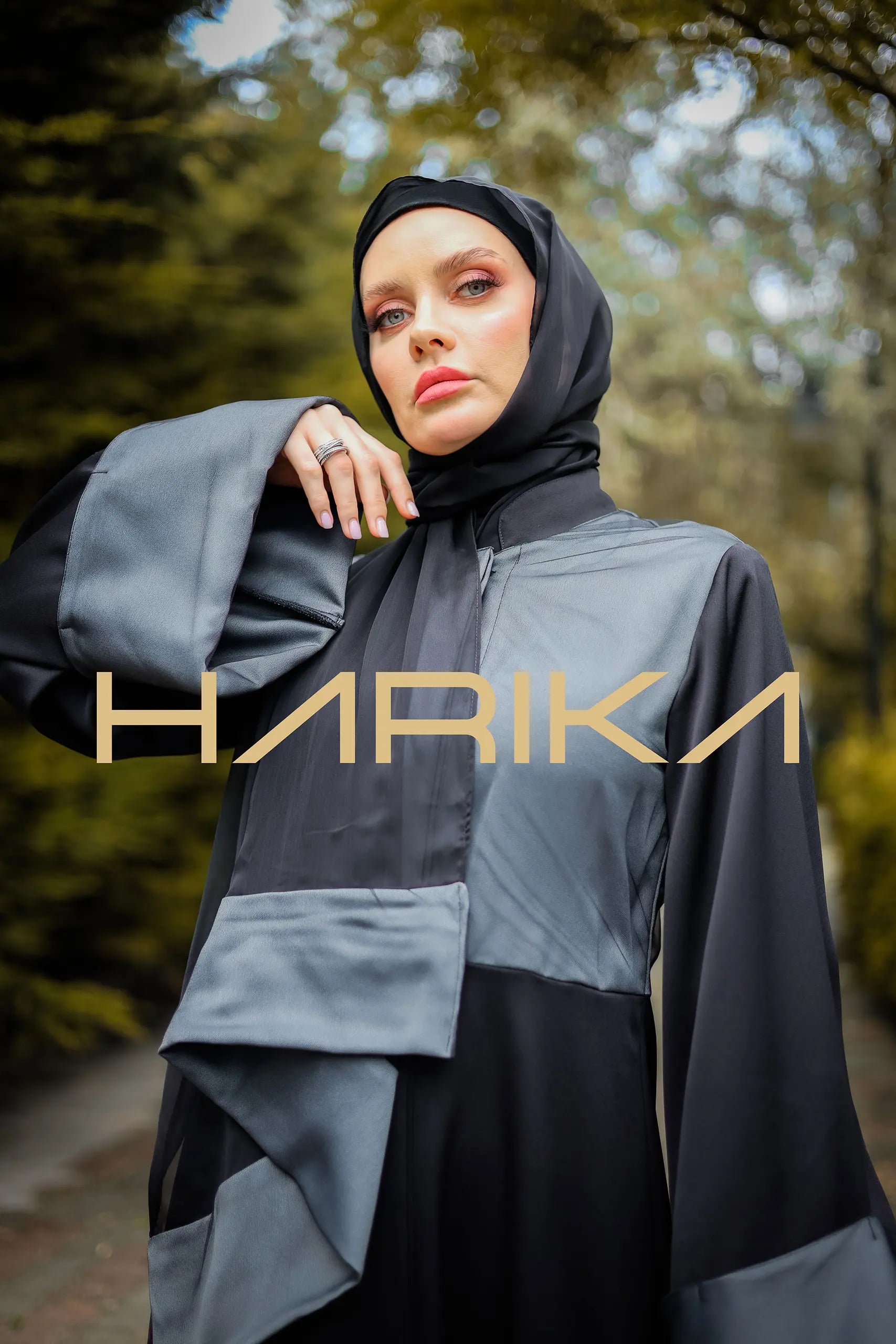 Tül detaylı siyah ve gri ipek krep abaya