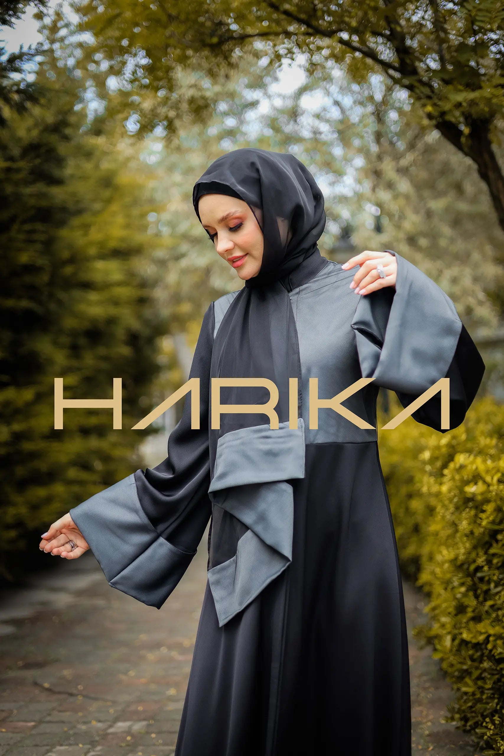 Tül detaylı siyah ve gri ipek krep abaya