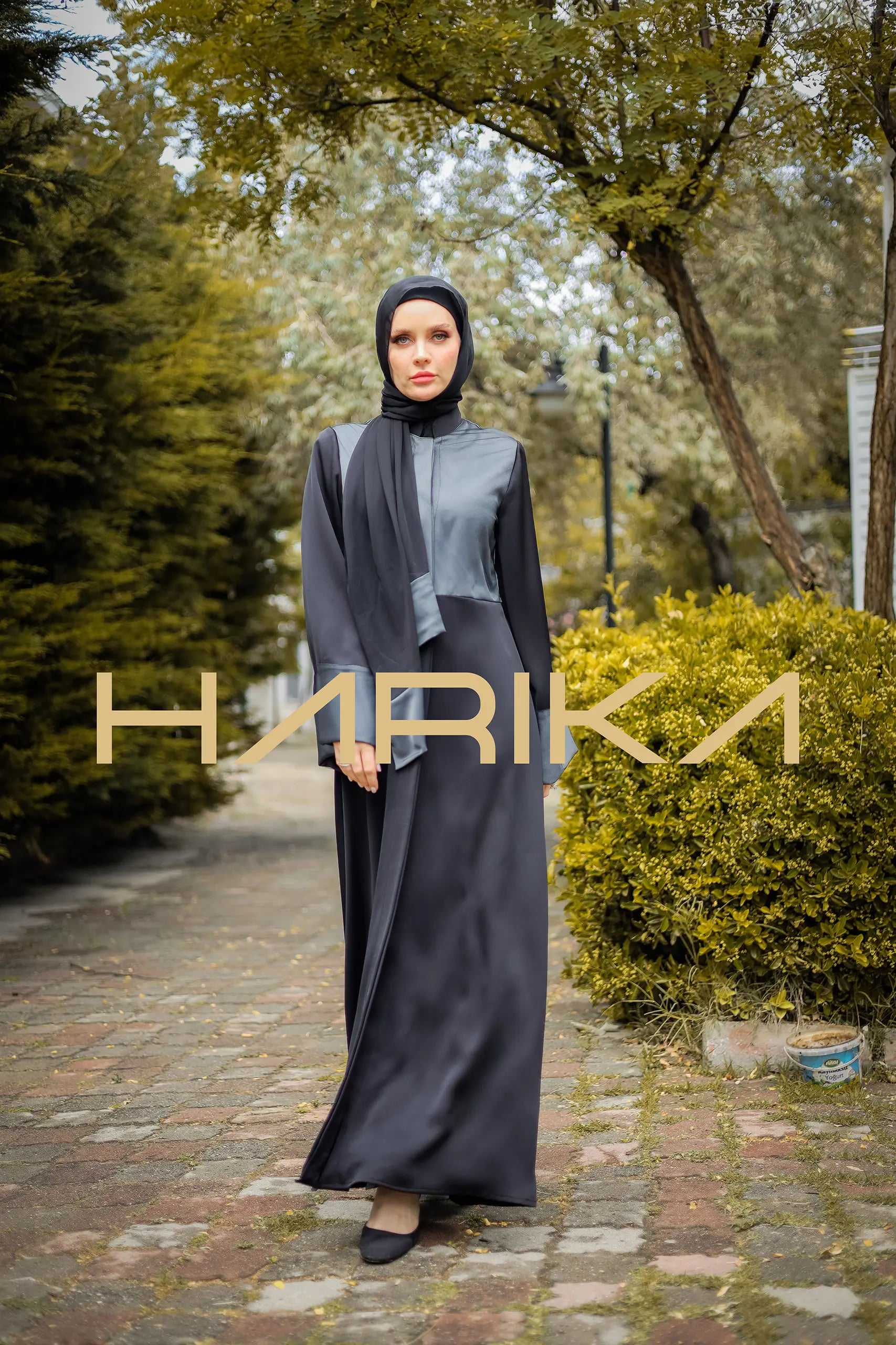 Tül detaylı siyah ve gri ipek krep abaya