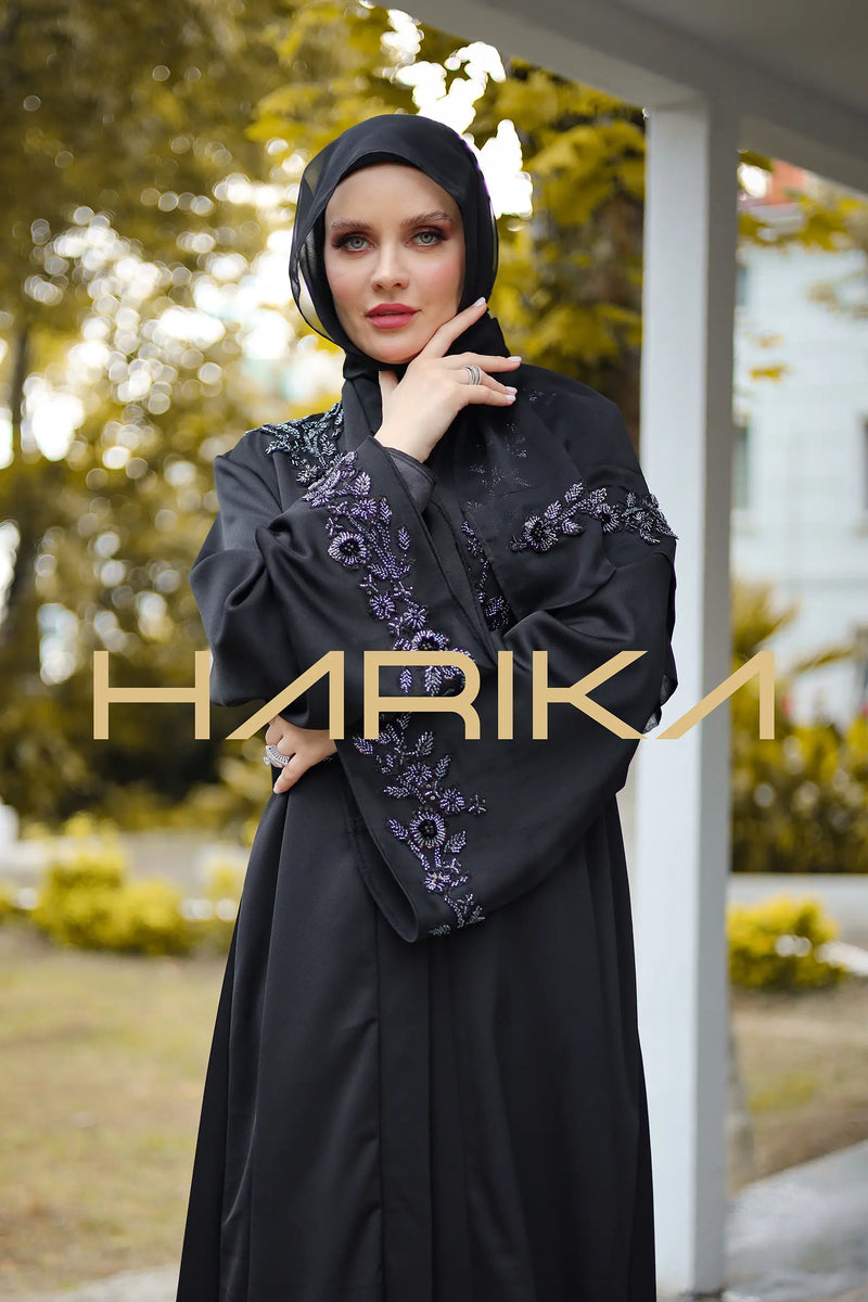 Işıltılı Swarovski kristal gül işlemeleriyle süslenmiş lüks bir ferace