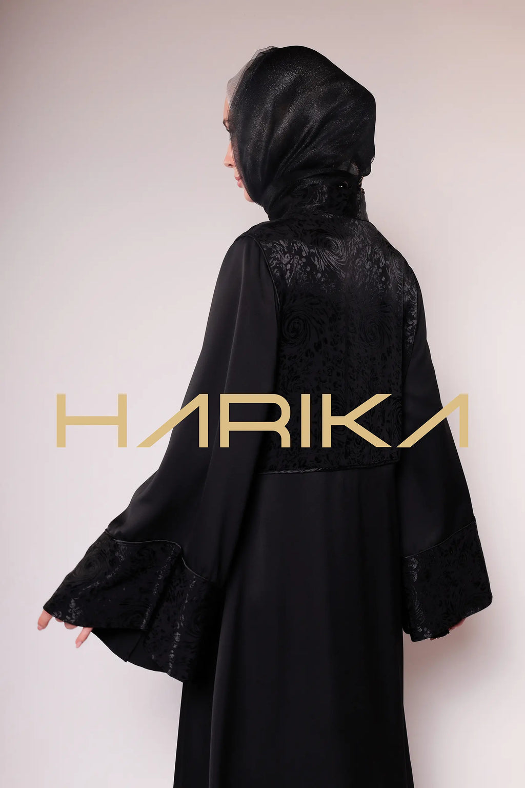 عباءة جيسيكا الحريرية الفاخرة العملية والأنيقة 