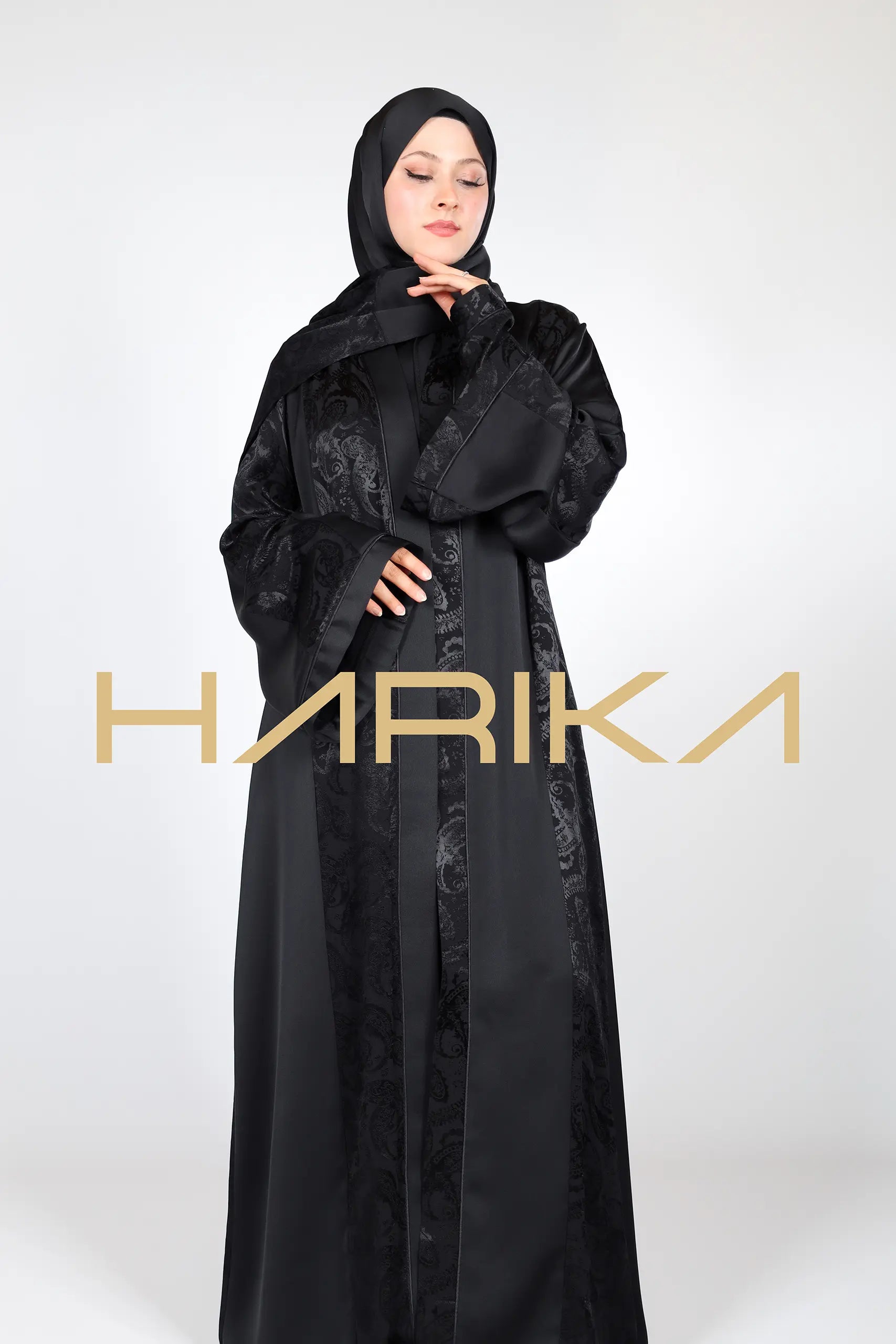 عباية جيسيكا حرير فاخرة باللون الأسود 