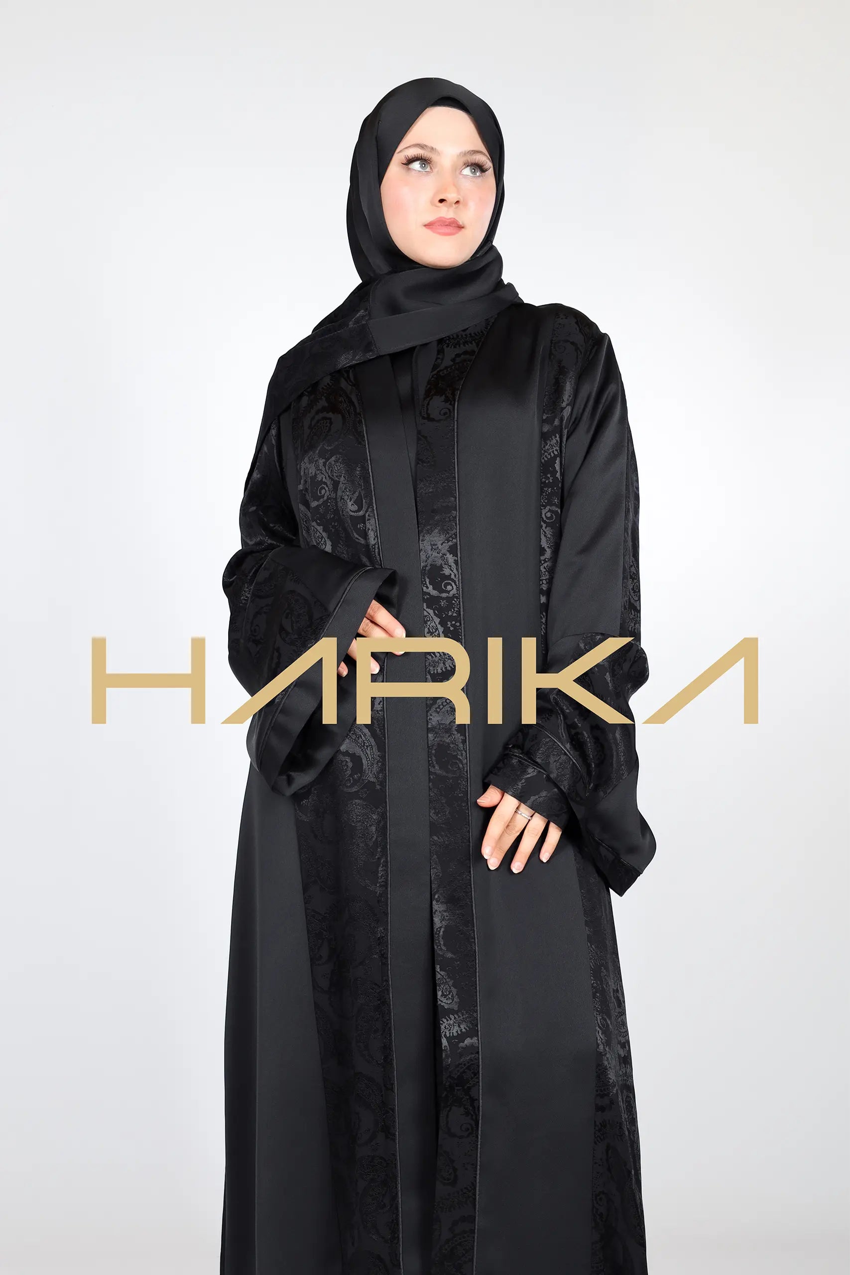 عباية جيسيكا حرير فاخرة باللون الأسود 