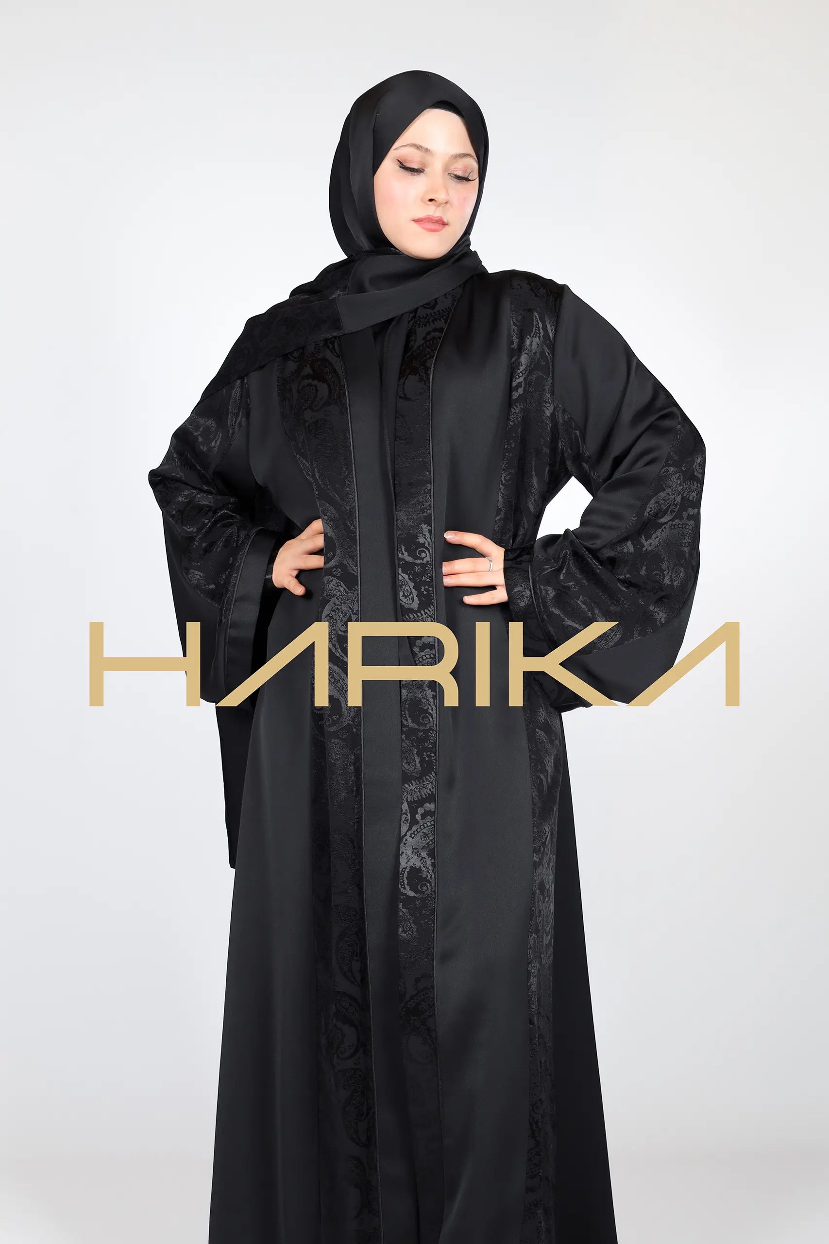 عباية جيسيكا حرير فاخرة باللون الأسود 