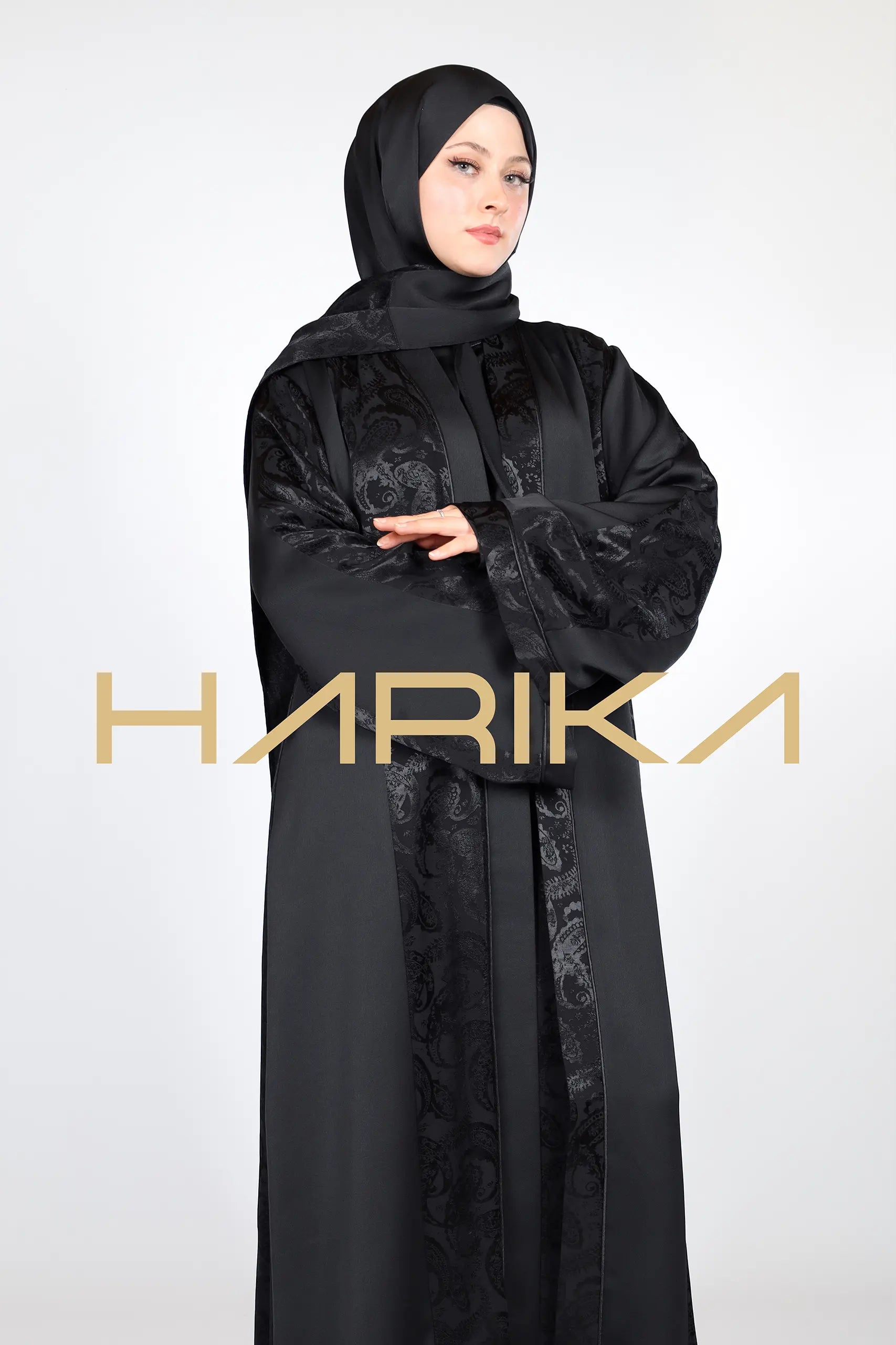 عباية جيسيكا حرير فاخرة باللون الأسود 
