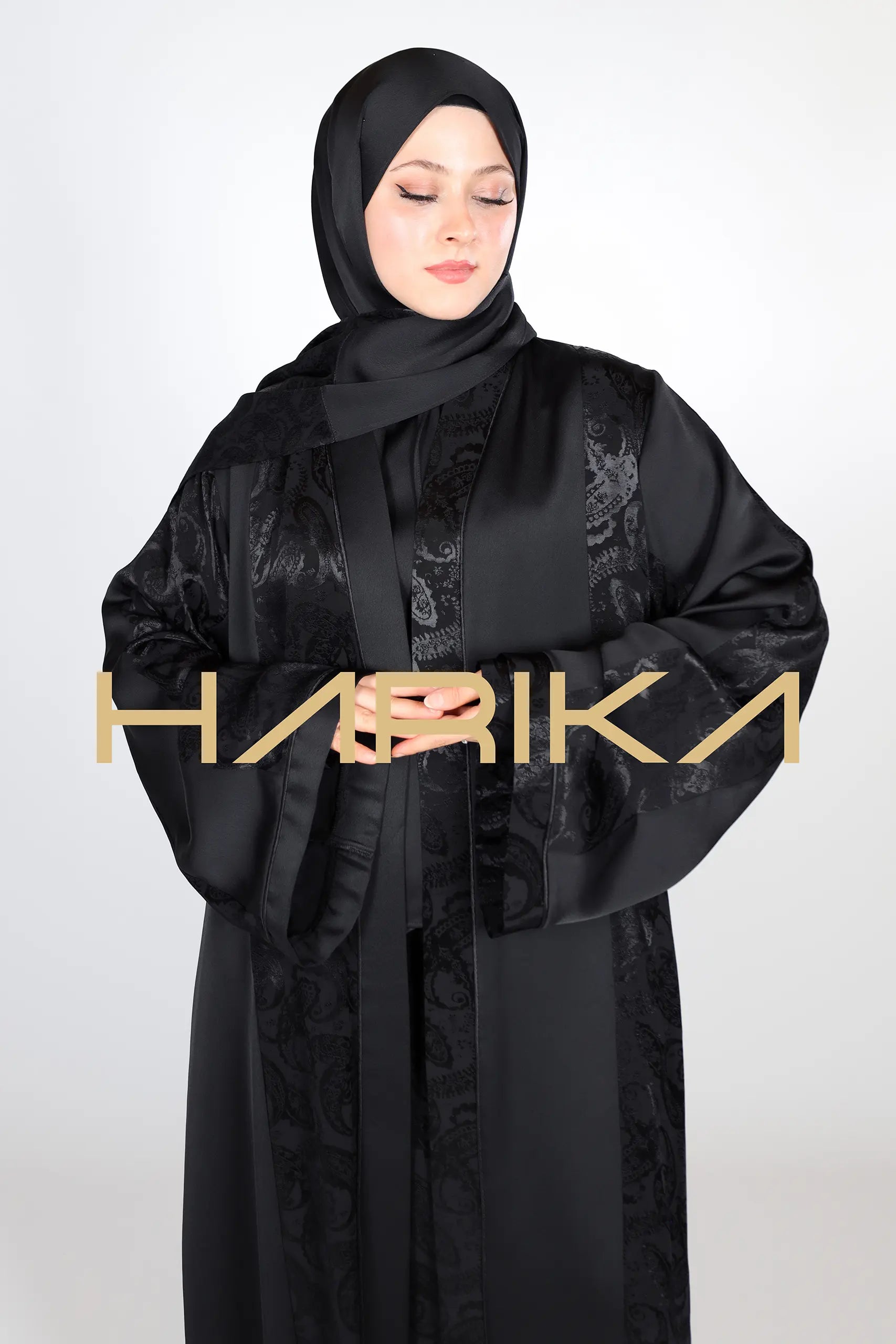 عباية جيسيكا حرير فاخرة باللون الأسود 