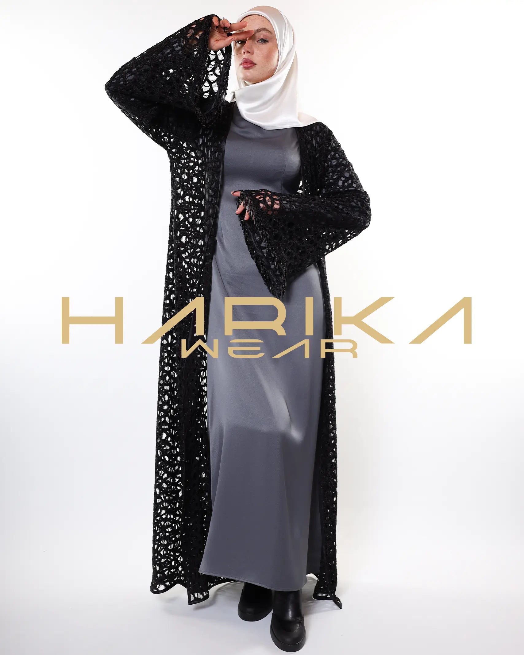 Gümüş iplikler ve kristal detaylarla süslenmiş zarif siyah file abaya