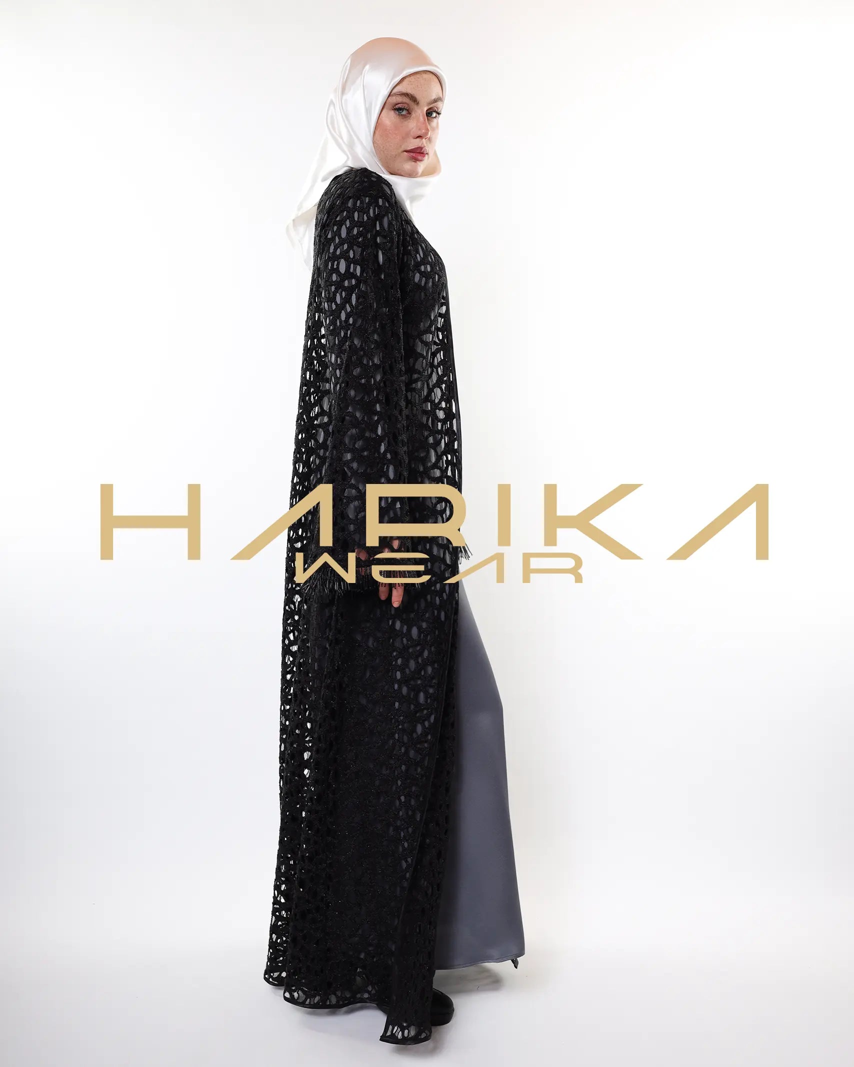 Gümüş iplikler ve kristal detaylarla süslenmiş zarif siyah file abaya