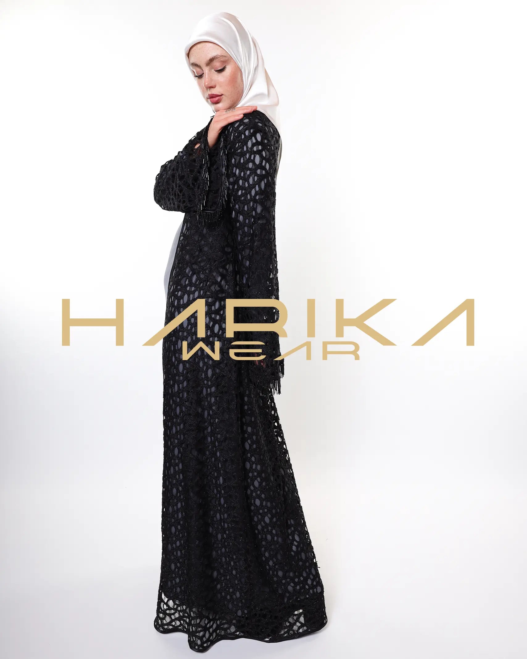 Gümüş iplikler ve kristal detaylarla süslenmiş zarif siyah file abaya