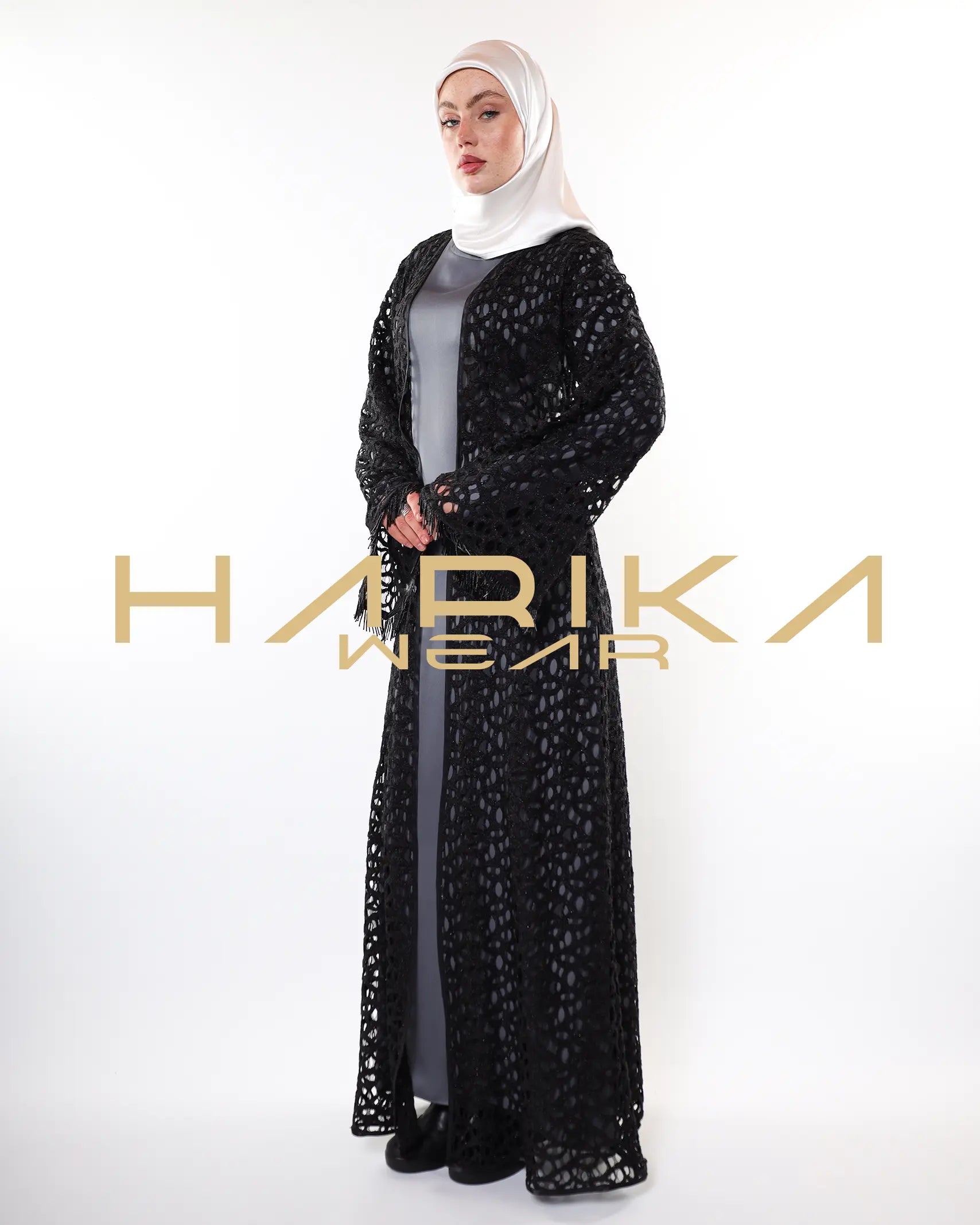 Gümüş iplikler ve kristal detaylarla süslenmiş zarif siyah file abaya