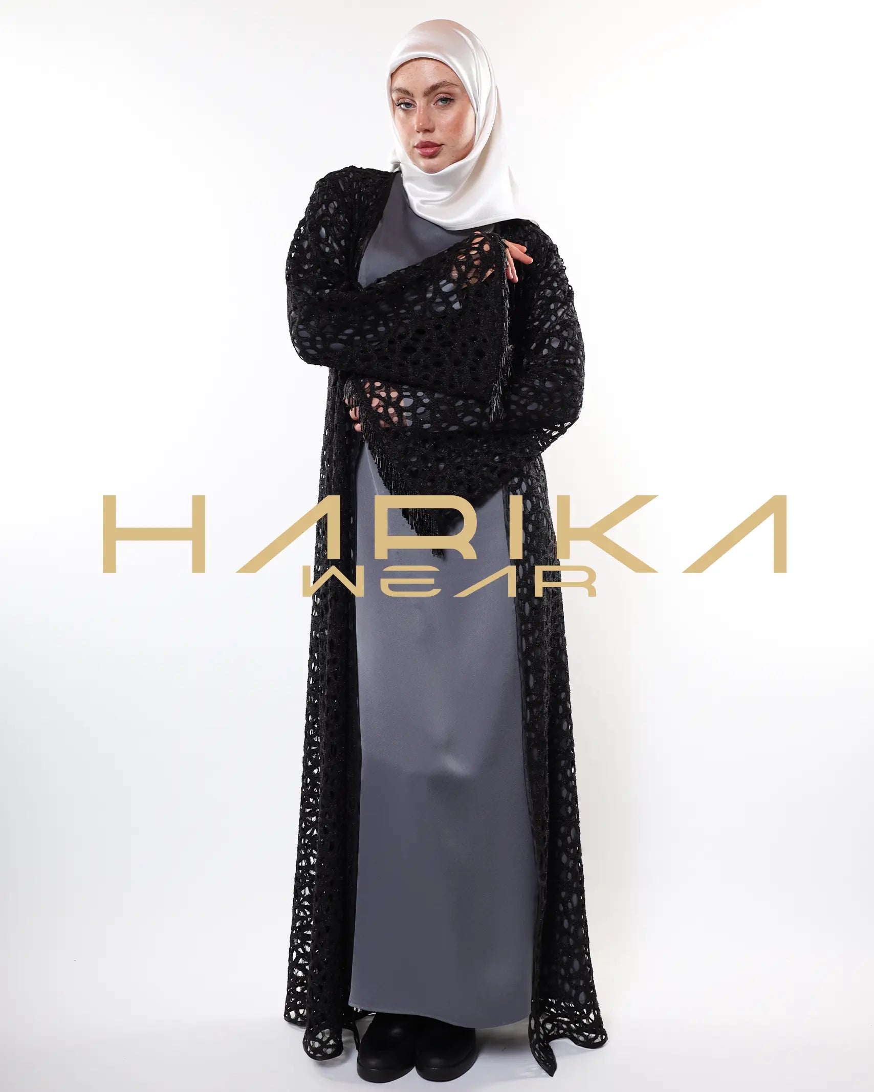 Gümüş iplikler ve kristal detaylarla süslenmiş zarif siyah file abaya