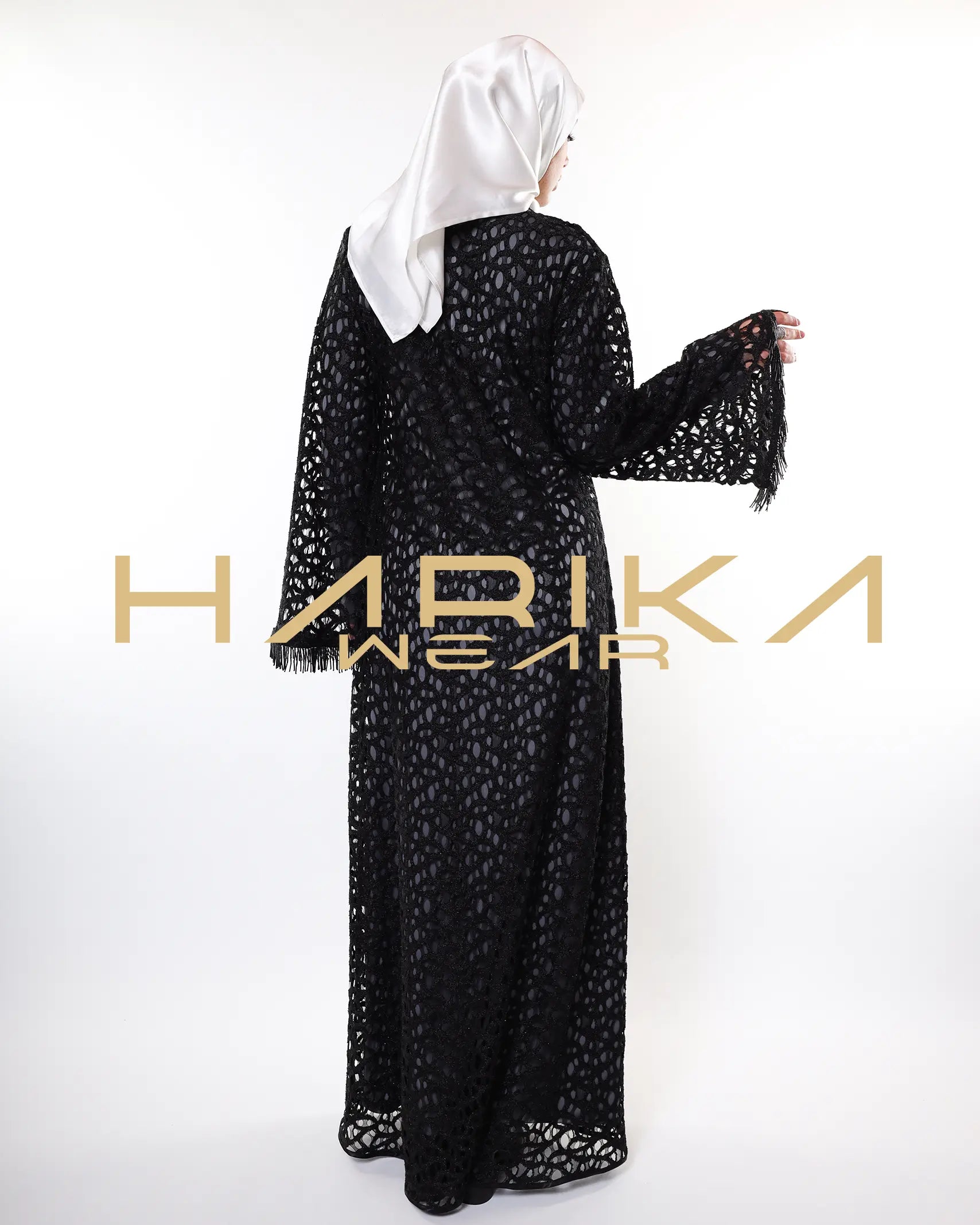 Gümüş iplikler ve kristal detaylarla süslenmiş zarif siyah file abaya