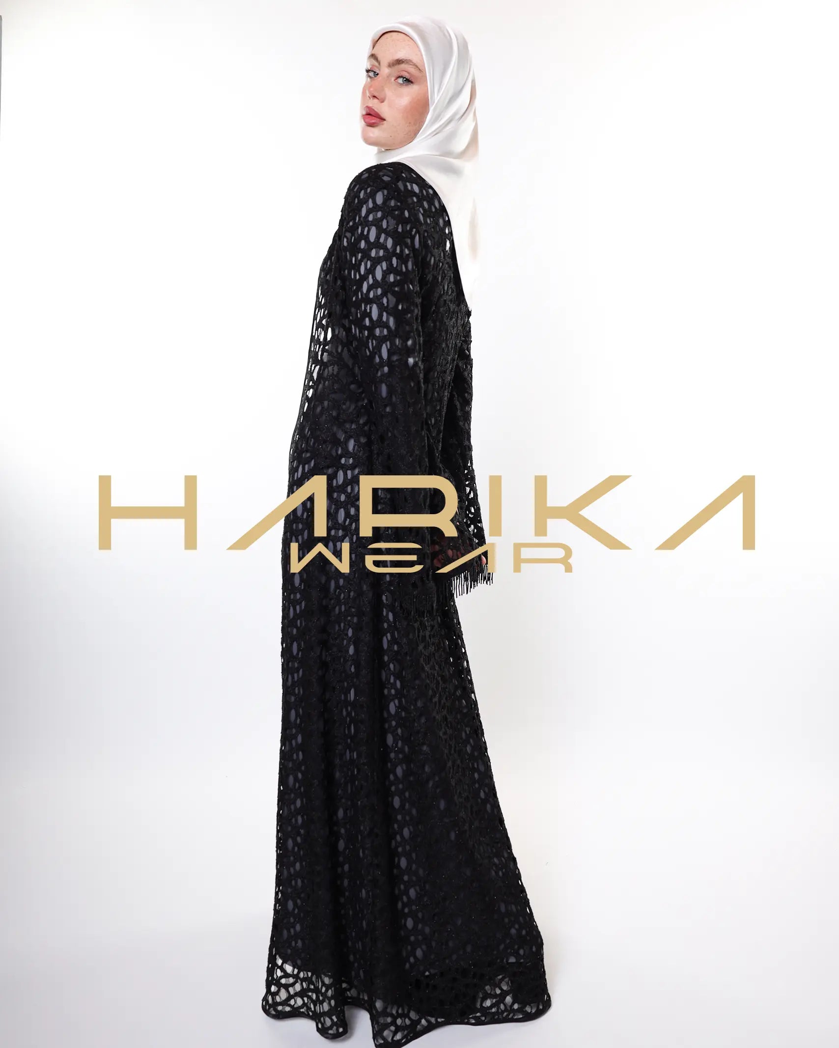 Gümüş iplikler ve kristal detaylarla süslenmiş zarif siyah file abaya