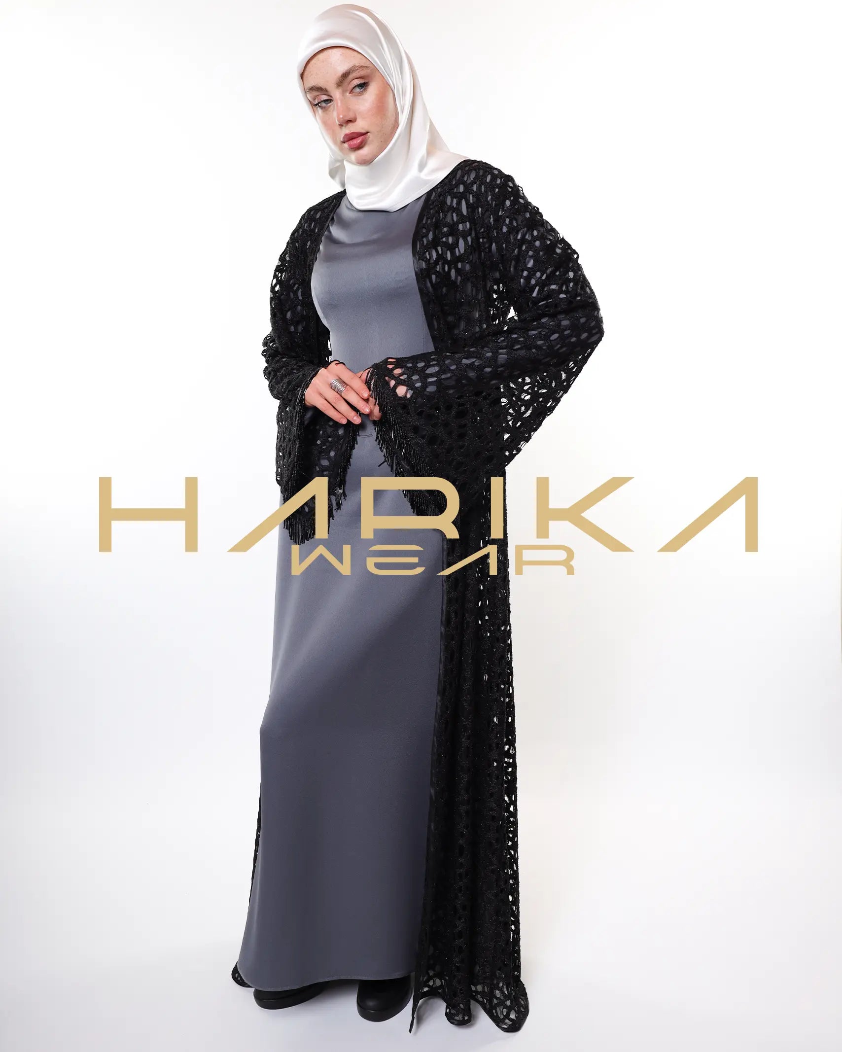 Gümüş iplikler ve kristal detaylarla süslenmiş zarif siyah file abaya