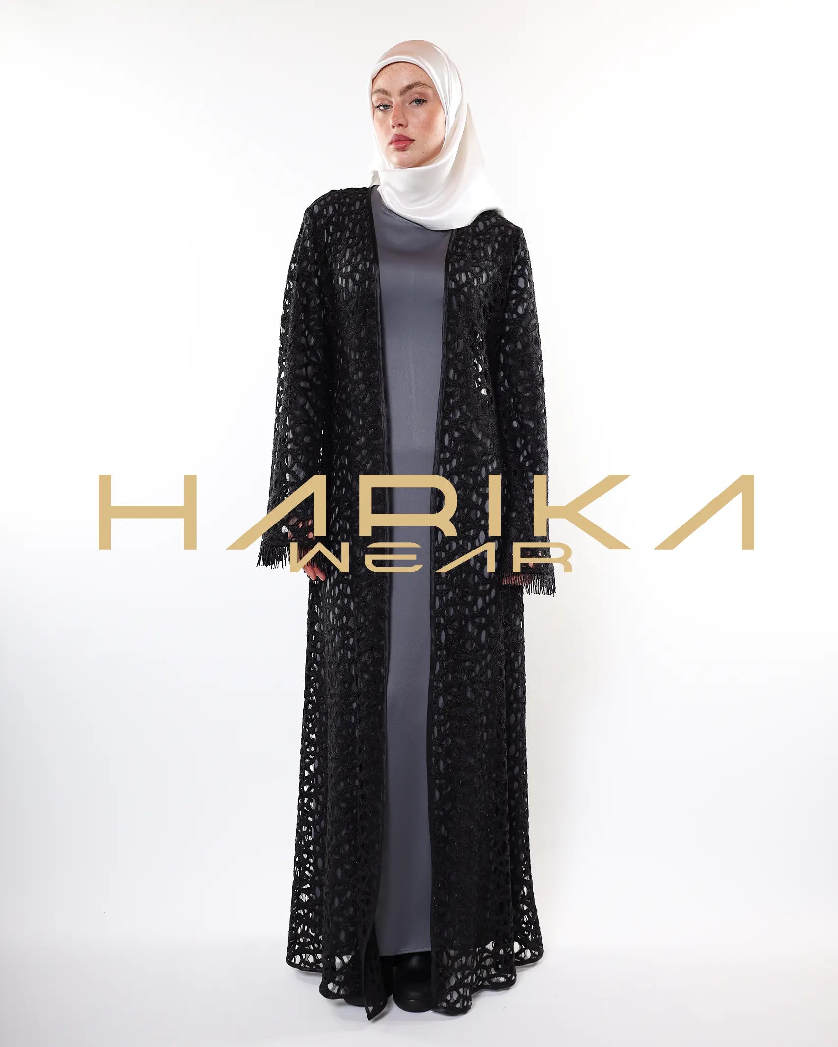 Gümüş iplikler ve kristal detaylarla süslenmiş zarif siyah file abaya