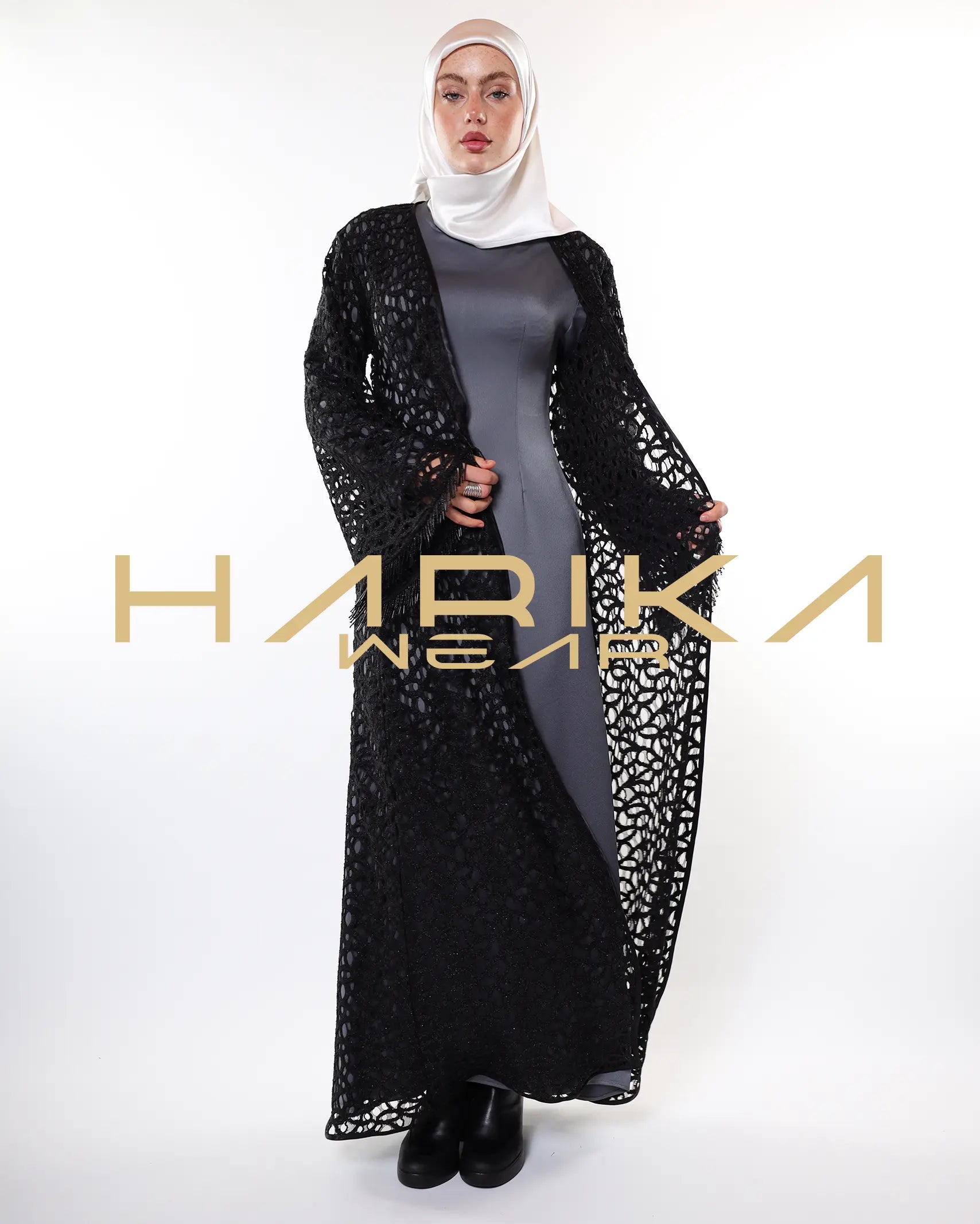 Gümüş iplikler ve kristal detaylarla süslenmiş zarif siyah file abaya