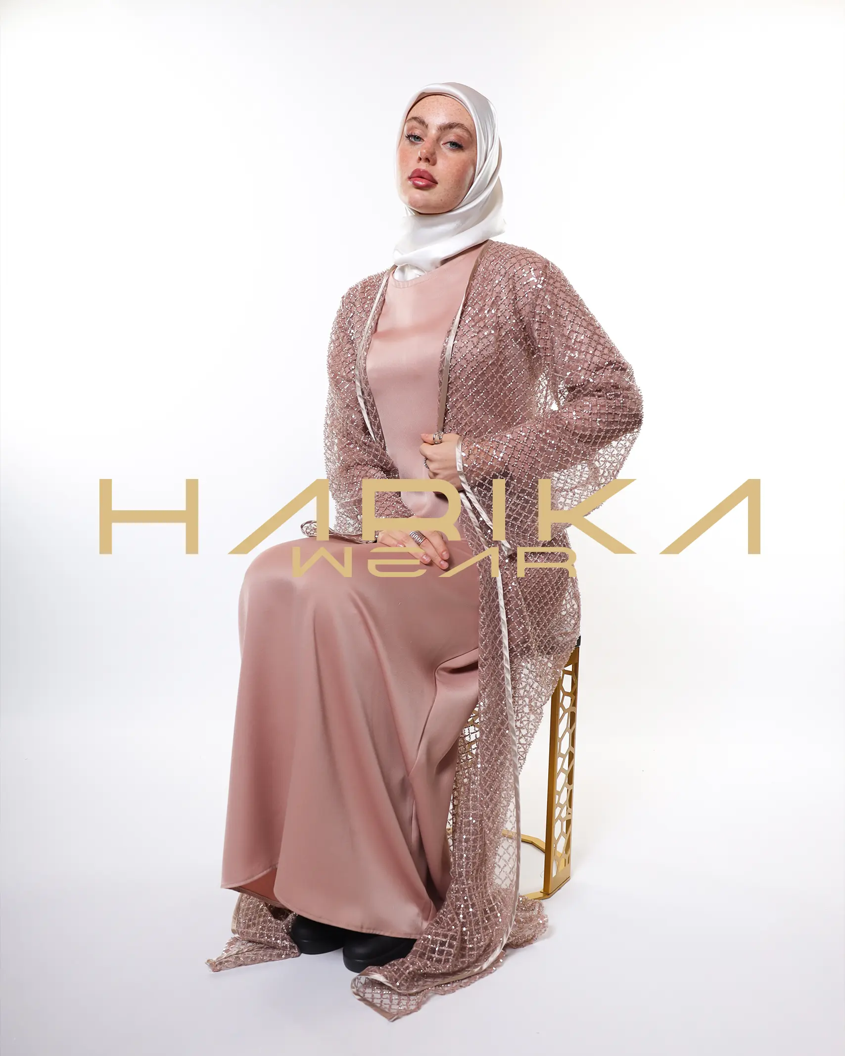 Kristallerle işlenmiş el işlemeli altın ferace