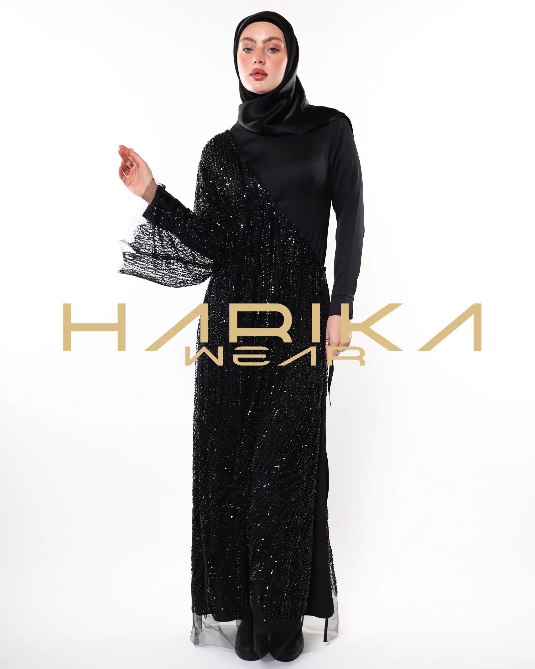 Yandan bağcıklı, kristal ve boncuk işlemeli, tek kollu tül abaya