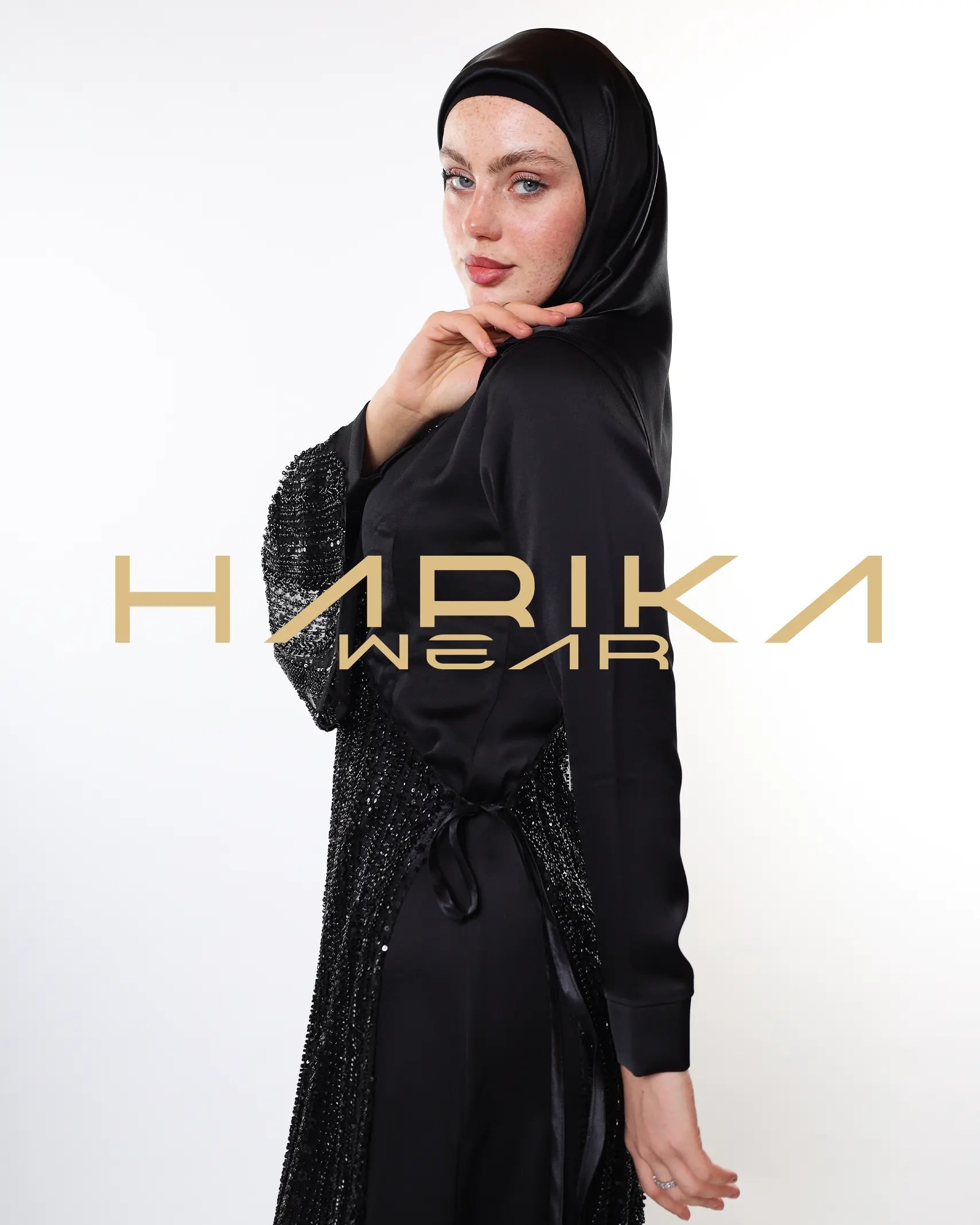 Yandan bağcıklı, kristal ve boncuk işlemeli, tek kollu tül abaya