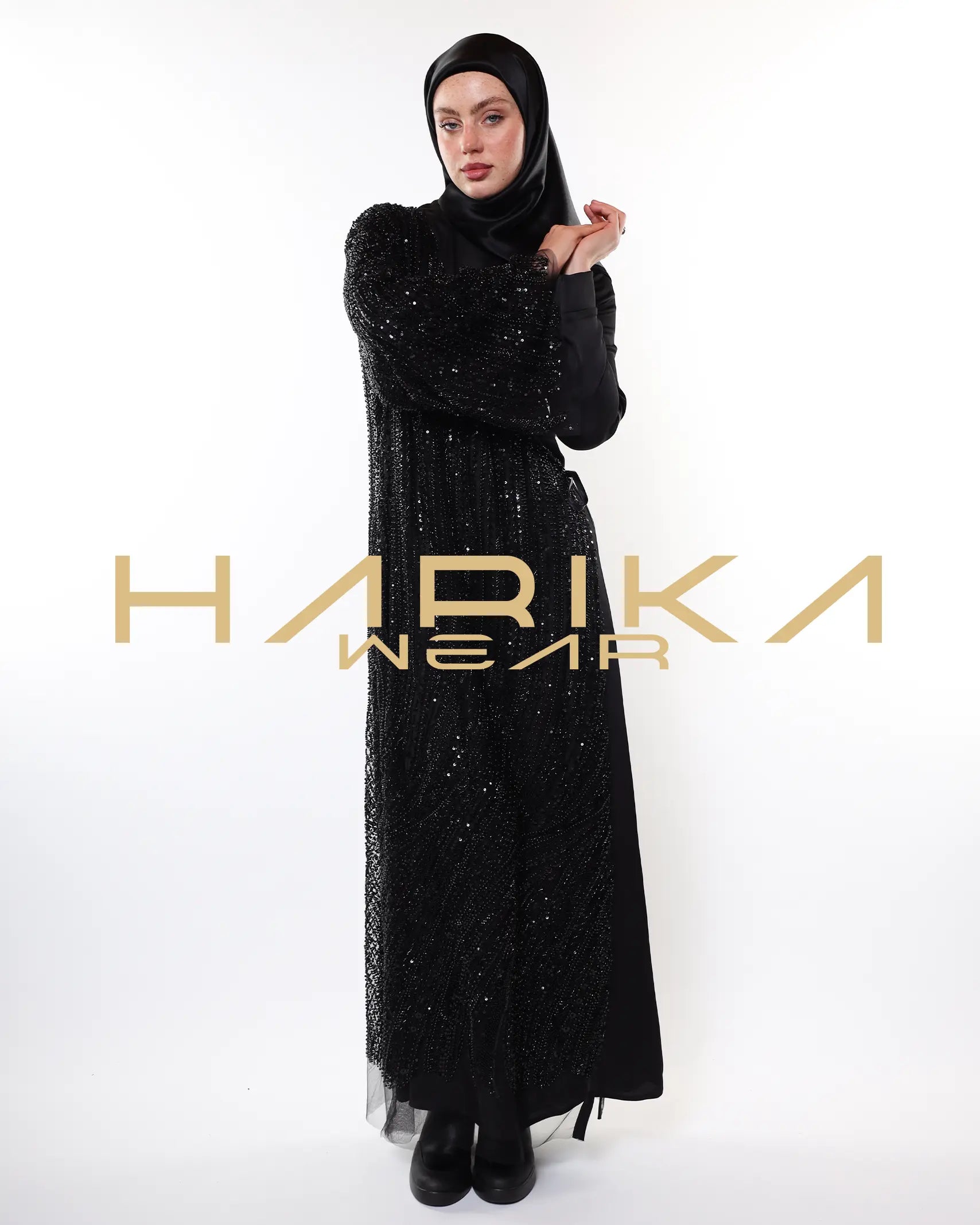 Yandan bağcıklı, kristal ve boncuk işlemeli, tek kollu tül abaya