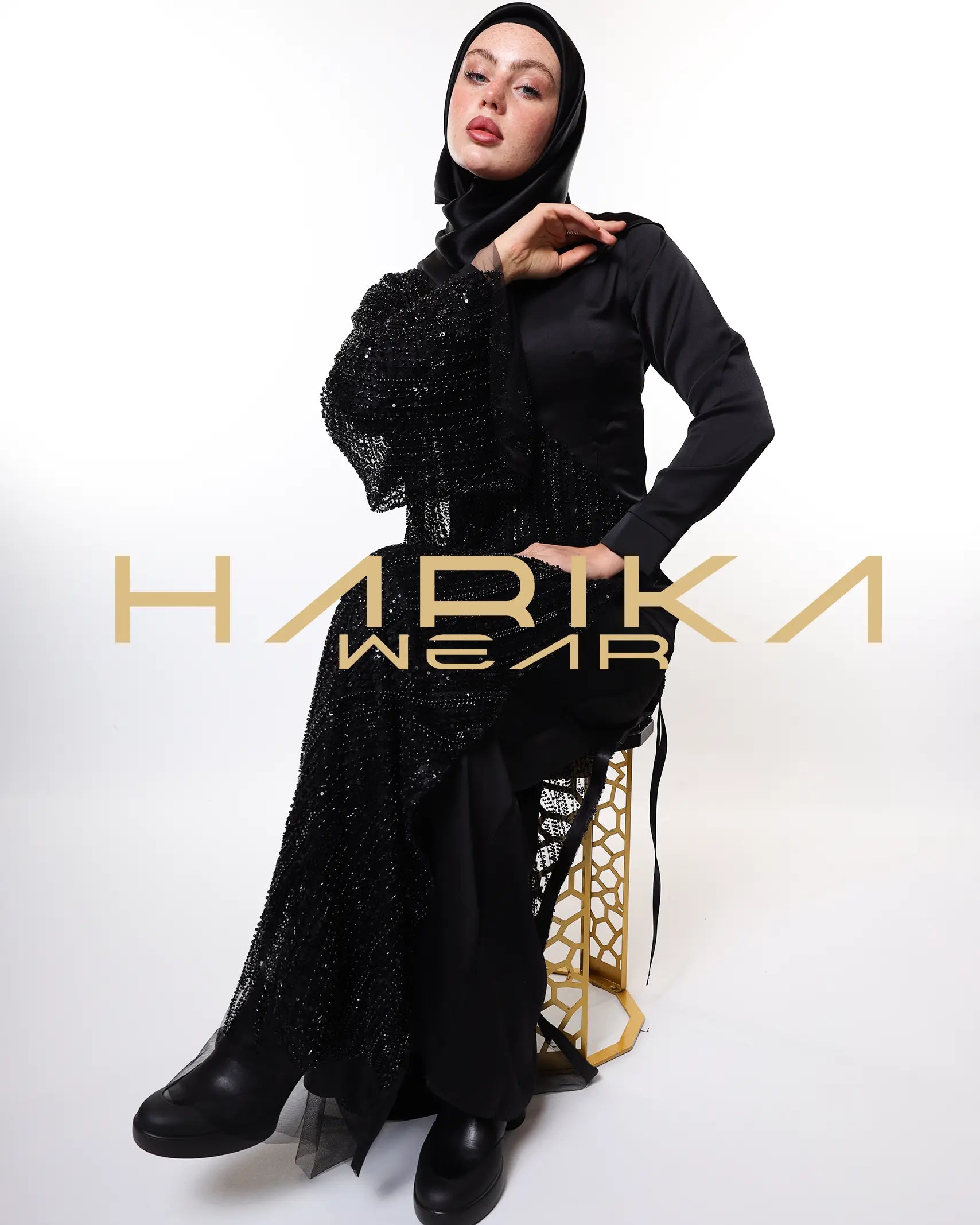 Yandan bağcıklı, kristal ve boncuk işlemeli, tek kollu tül abaya