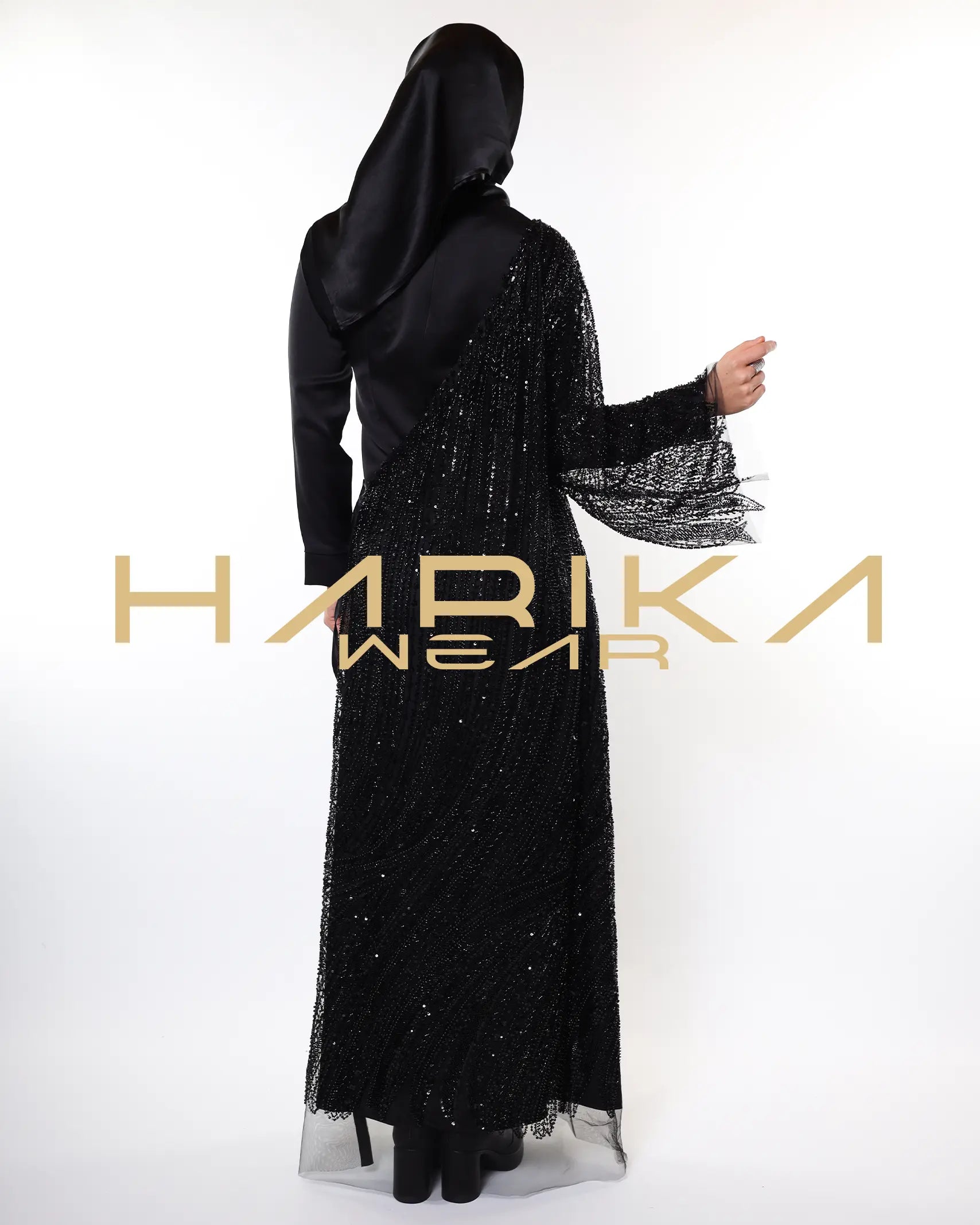 Yandan bağcıklı, kristal ve boncuk işlemeli, tek kollu tül abaya