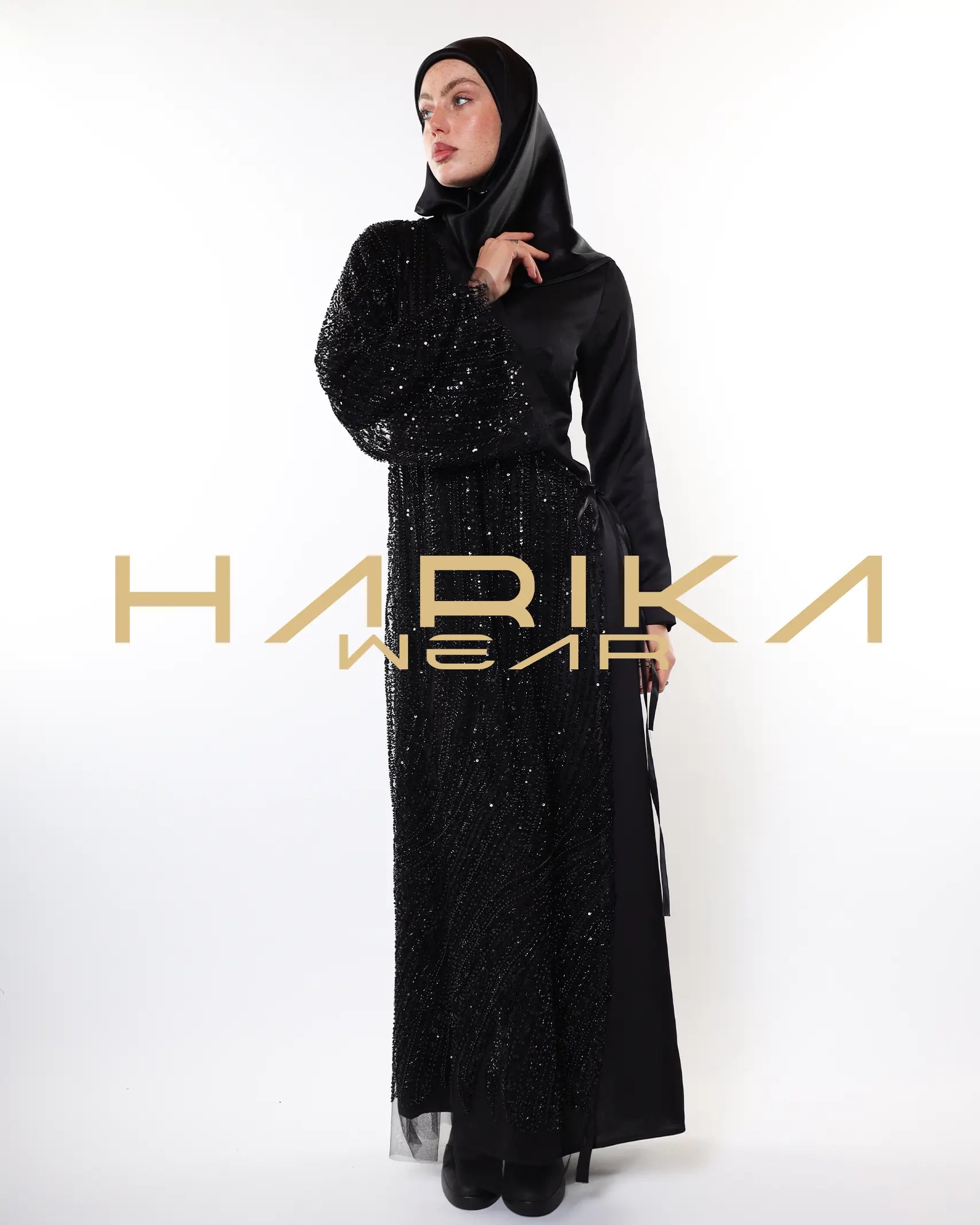 Yandan bağcıklı, kristal ve boncuk işlemeli, tek kollu tül abaya