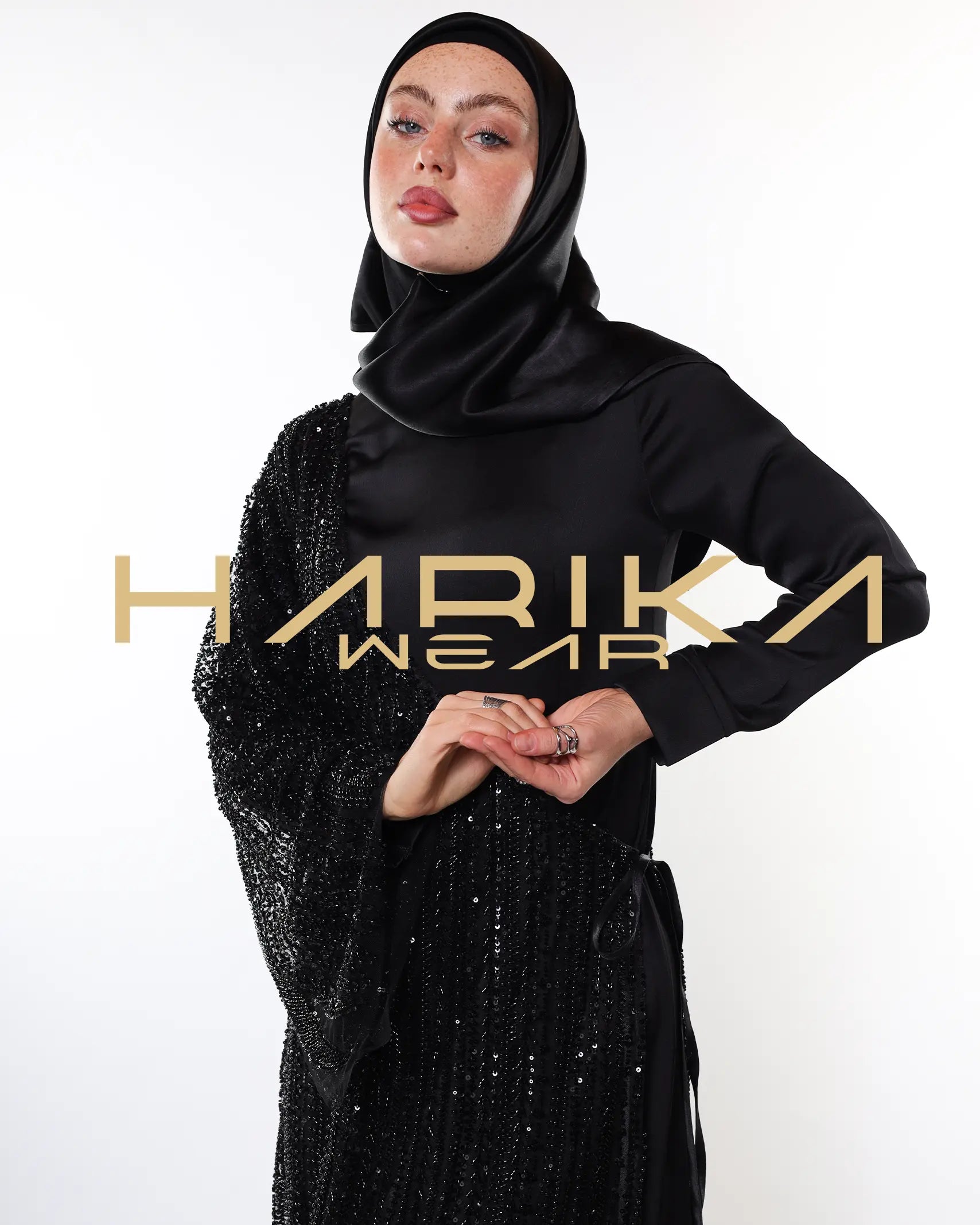 Yandan bağcıklı, kristal ve boncuk işlemeli, tek kollu tül abaya