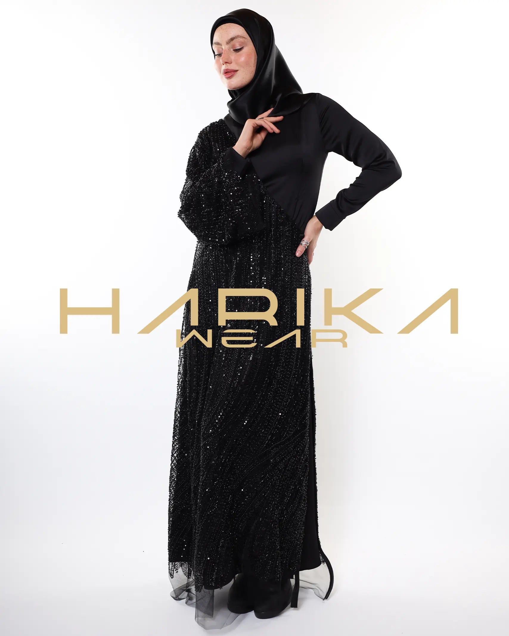 Yandan bağcıklı, kristal ve boncuk işlemeli, tek kollu tül abaya